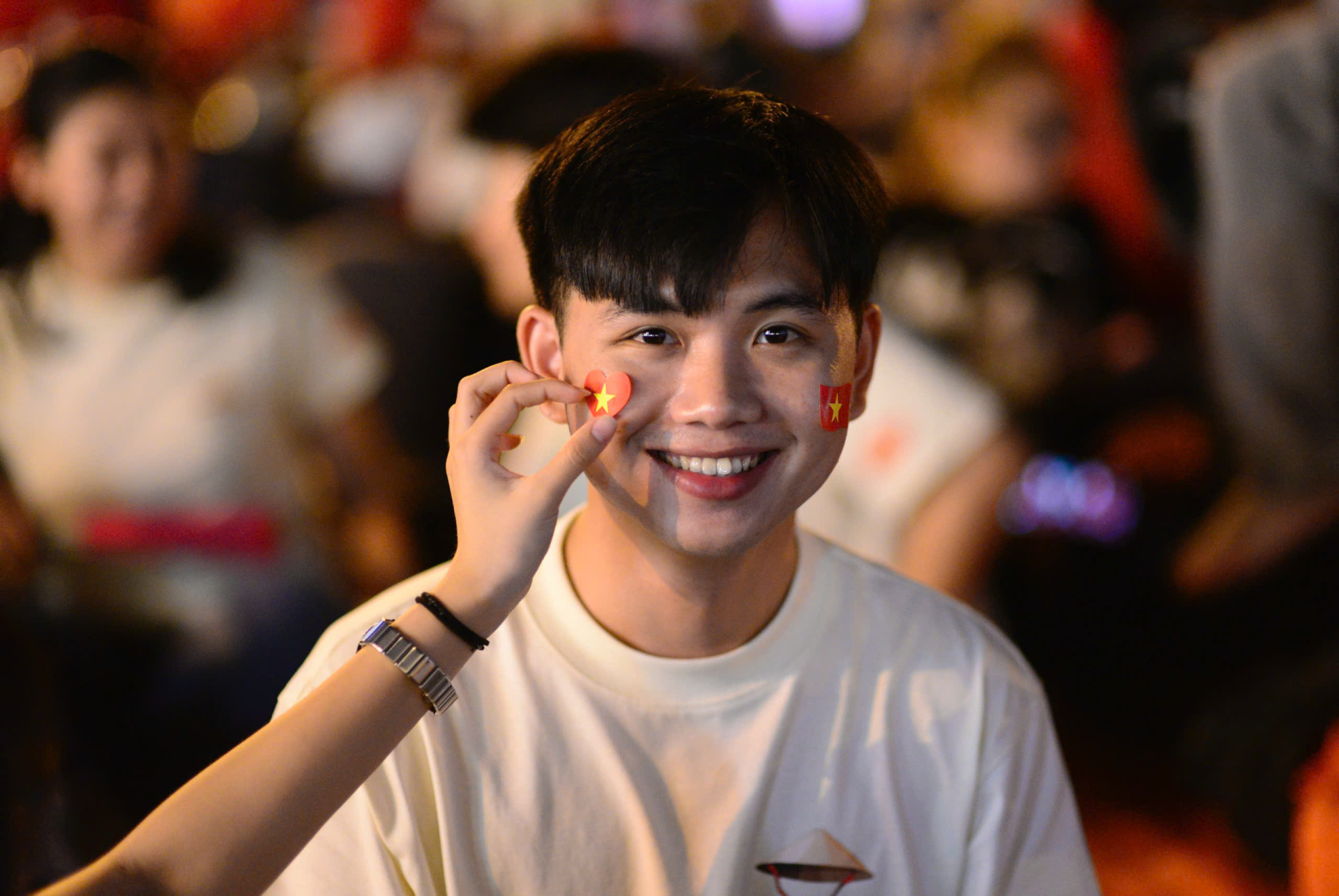 Dán sticker, đón lễ thôi! Ảnh: Phan Diệp