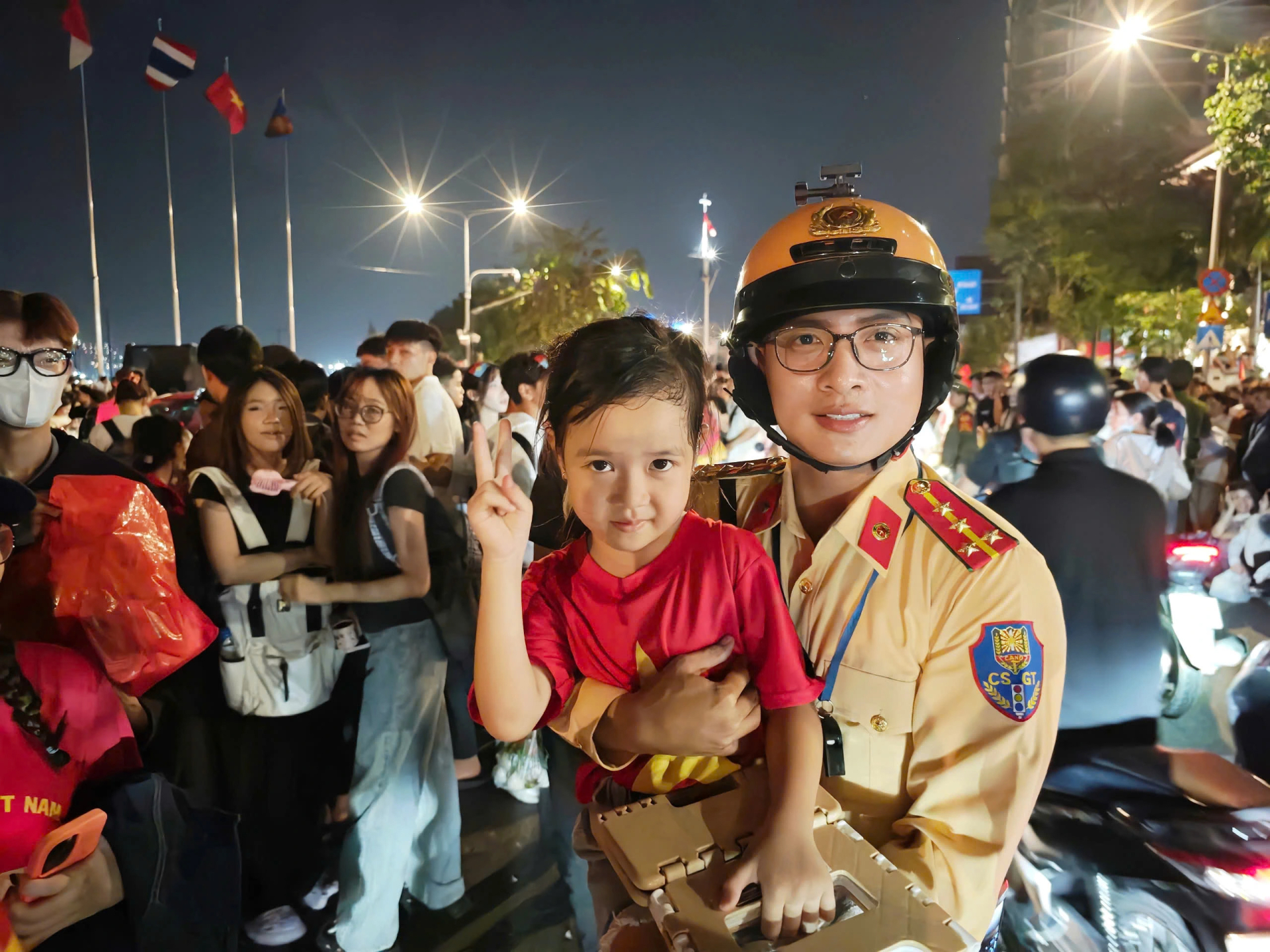 Em bé muốn chụp ảnh cùng chú công an Ảnh: Đào Ngọc Thạch