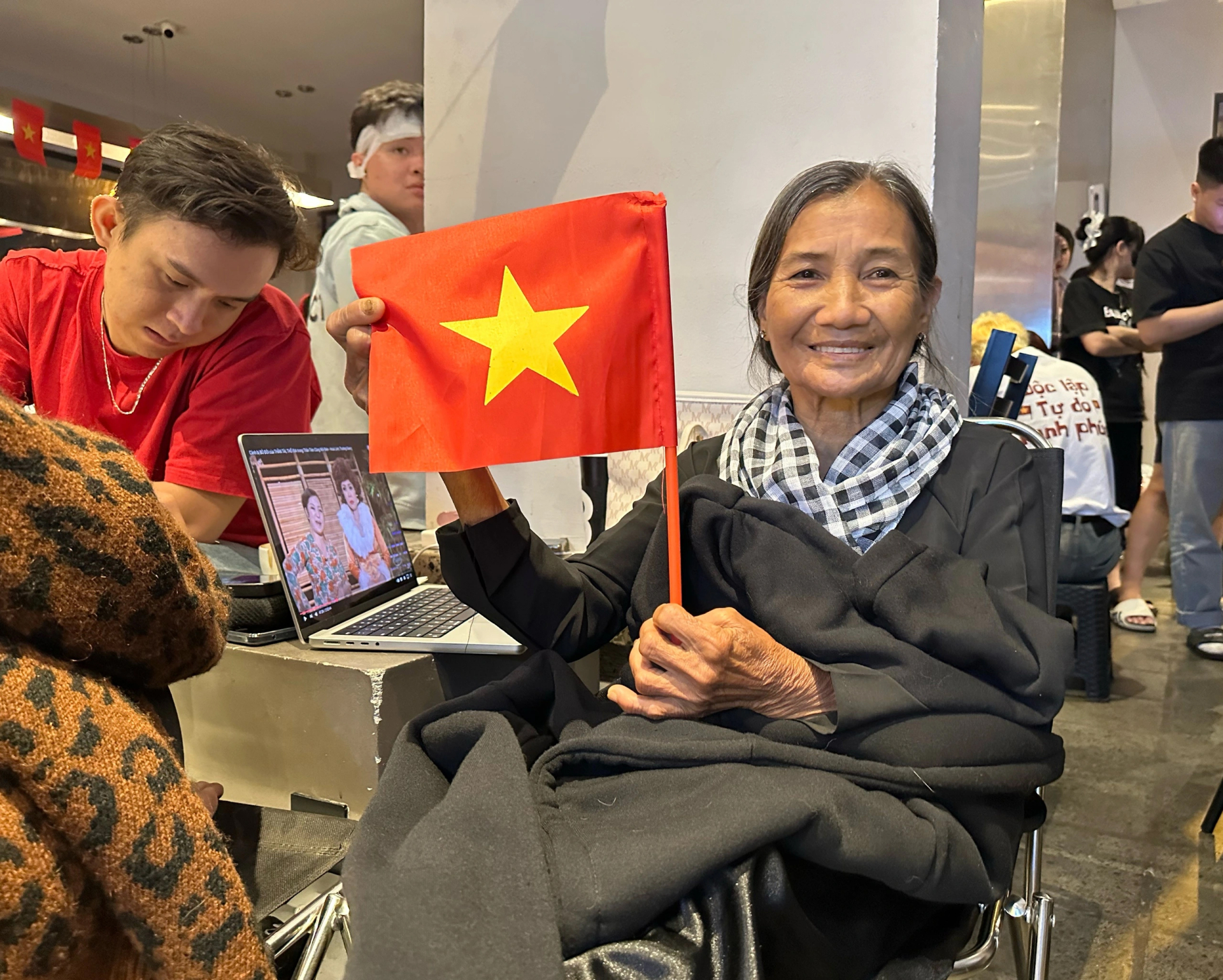 Bà Chín háo hức ẢNH: CAO AN BIÊN