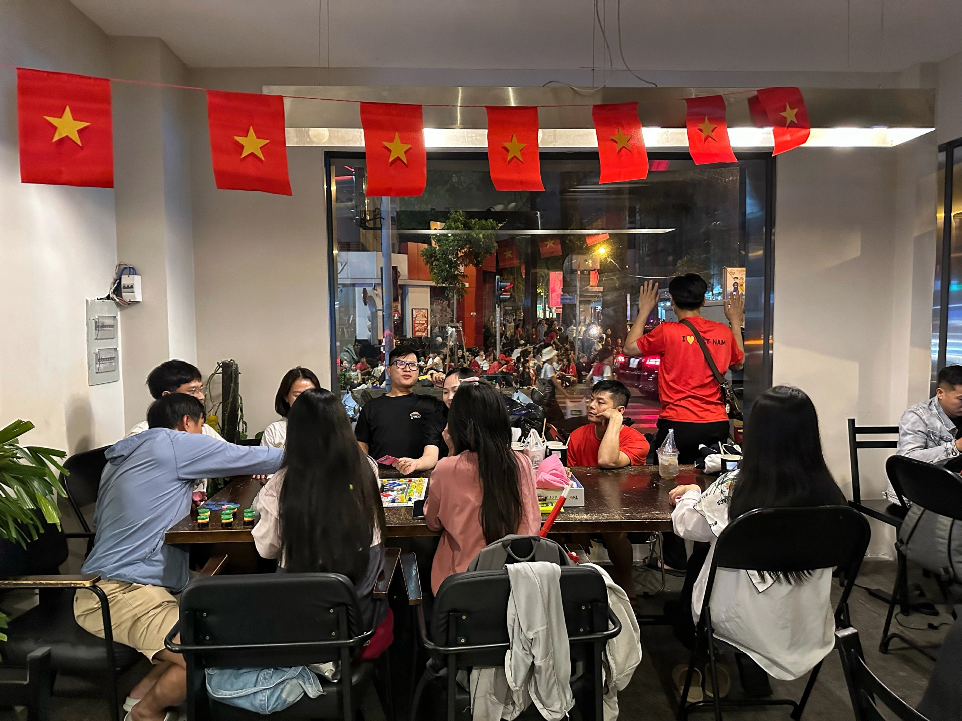 Trong quán cà phê cũng không ngủ trong rạng sáng 30.4 ẢNH: CAO AN BIÊN