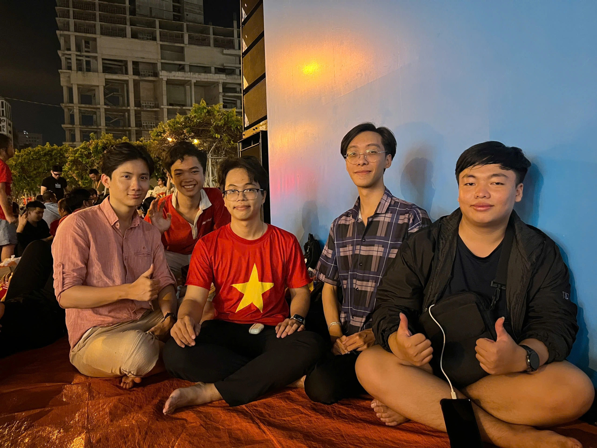 Nhóm bạn của Xuân Trọng (áo cờ đỏ sao vàng) có mặt tại chợ Bến Thành từ 16 giờ ngày 29.4. 'Dù thời tiết khá nóng nhưng mình cảm thấy rất vui, háo hức mong chờ đến sáng 30.4. Không khí ở đây đang rất sôi động, mọi người cùng nhau vui chơi, ăn uống...' Ảnh: Phan Diệp