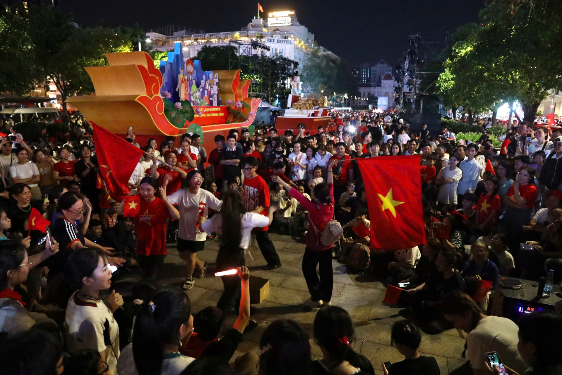 Tiếng hát xua tan mệt mỏi, cùng chờ trời sáng tận hưởng một ngày đặc biệt Ảnh: Long Hiếu