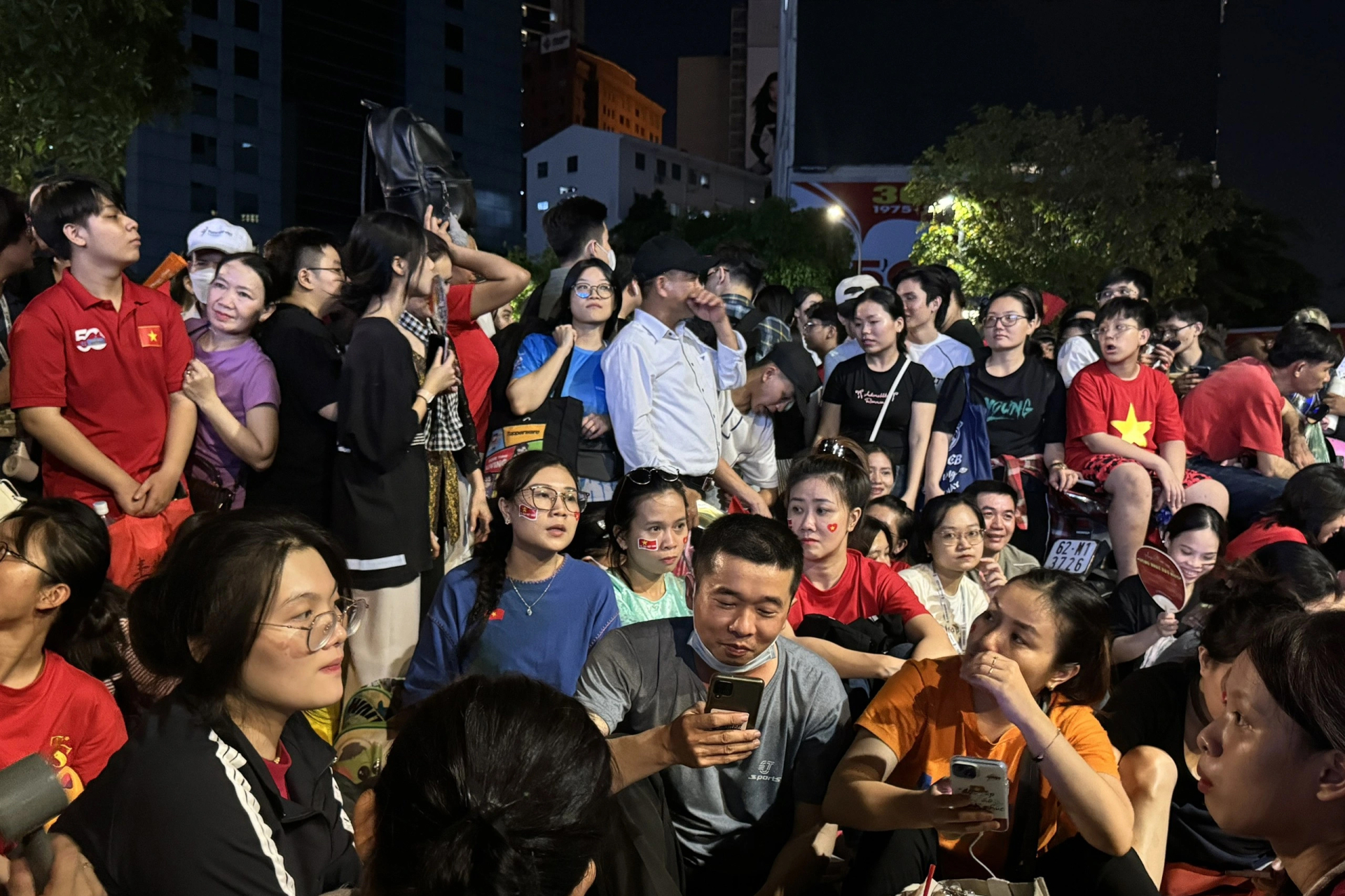 Vì quá đông nên có người không thể ngồi Ảnh: Dương Lan