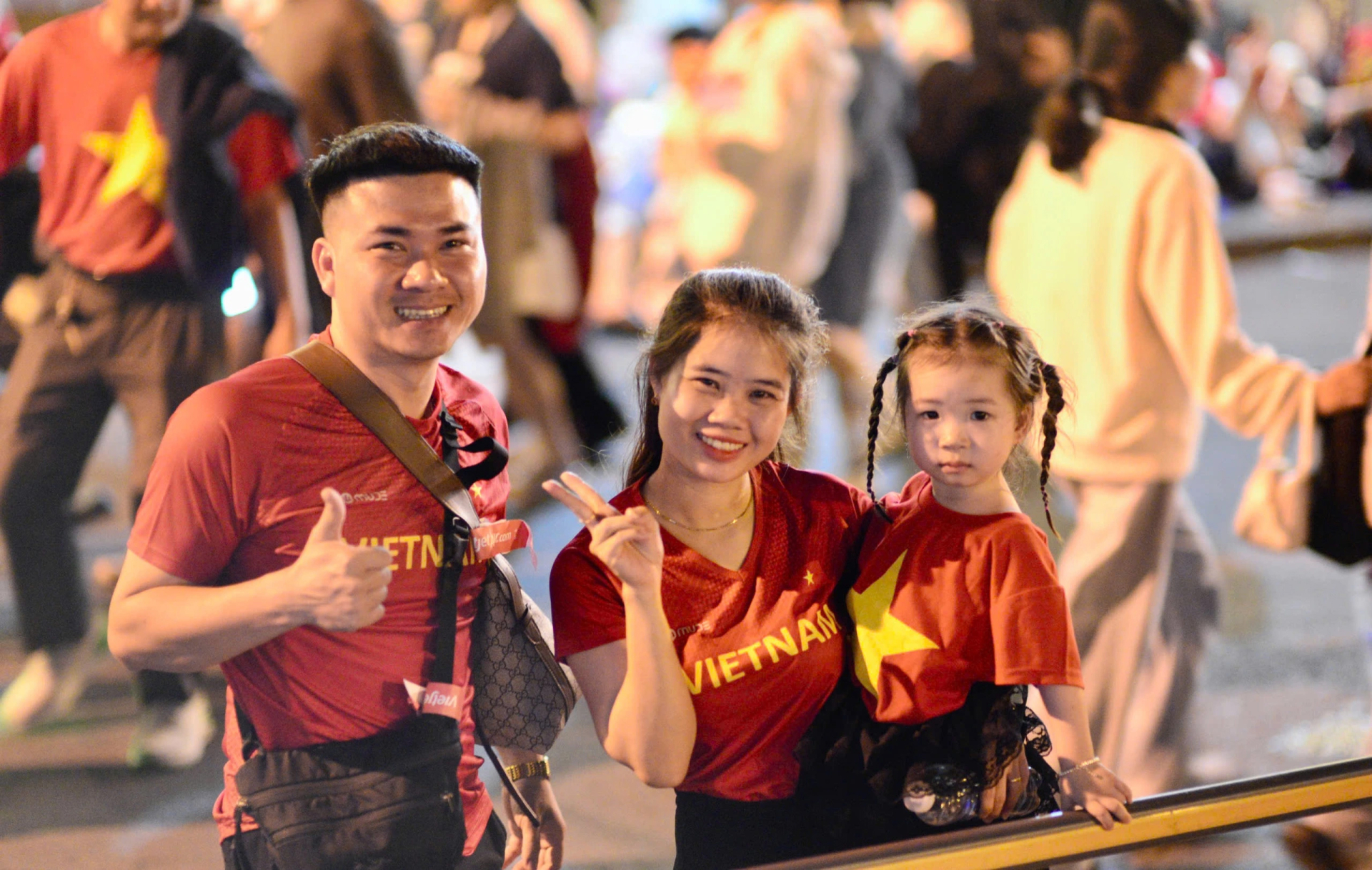 Xuyên đêm đón lễ cùng ba mẹ, em bé vẫn cười tươi trước ống kính máy ảnh Ảnh: Phan Diệp