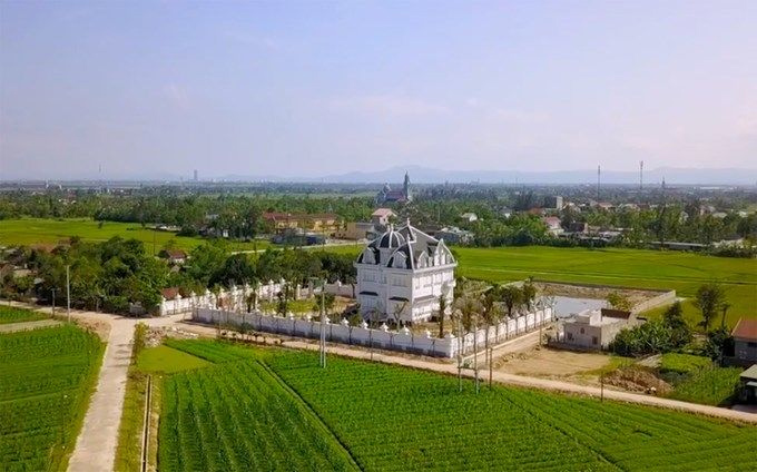 Giữa làng quê mọc lên căn biệt thứ 5000m2: Chủ nhân của nó mới làm nhiều người bất ngờ - ảnh 2