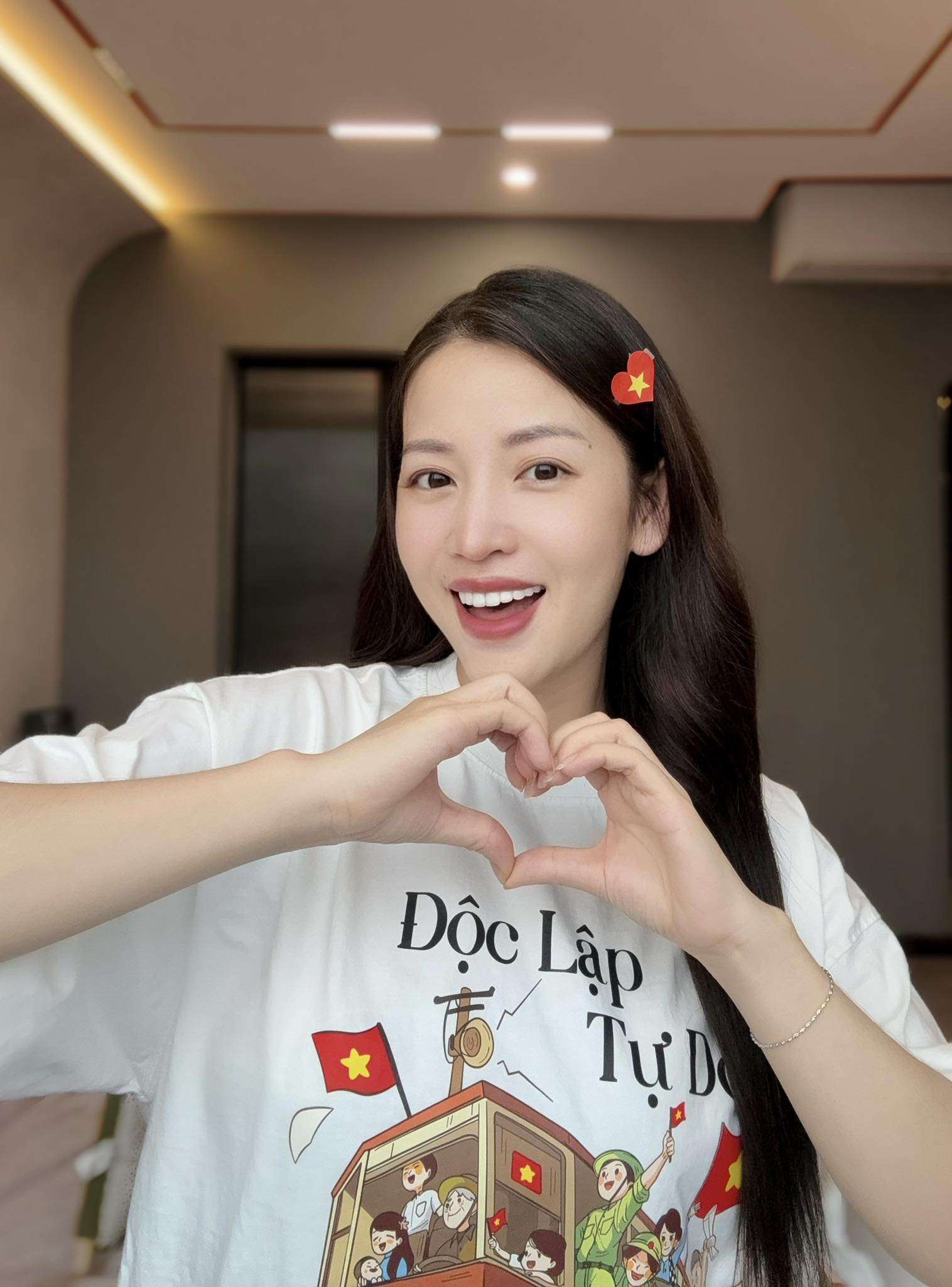 Dù không trang điểm nhiều, nữ diễn viên vẫn tươi tắn, rạng rỡ
