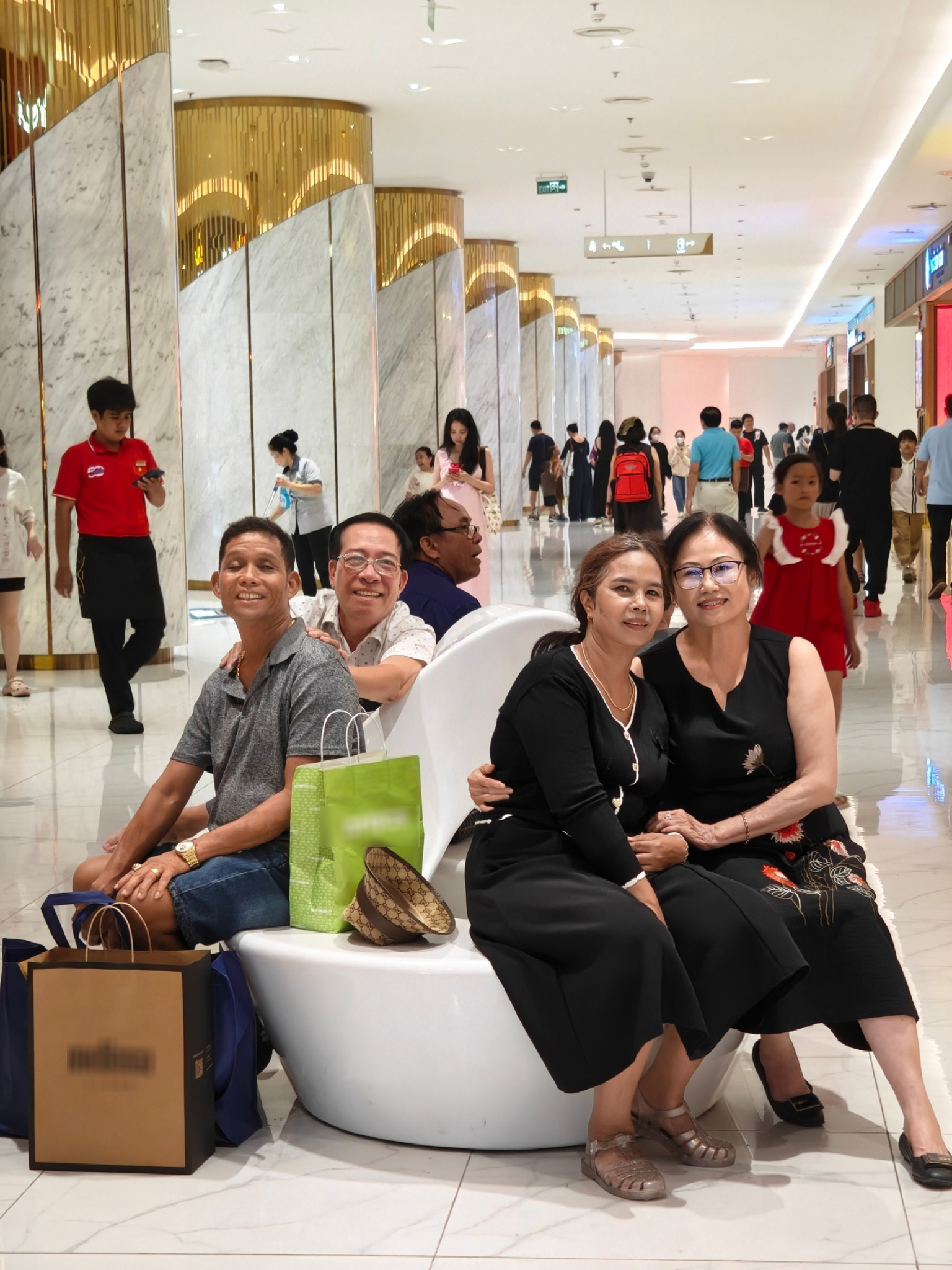 Vợ chồng H’Hen Niê đưa bố mẹ 2 bên đi chơi nhân dịp nghỉ lễ
