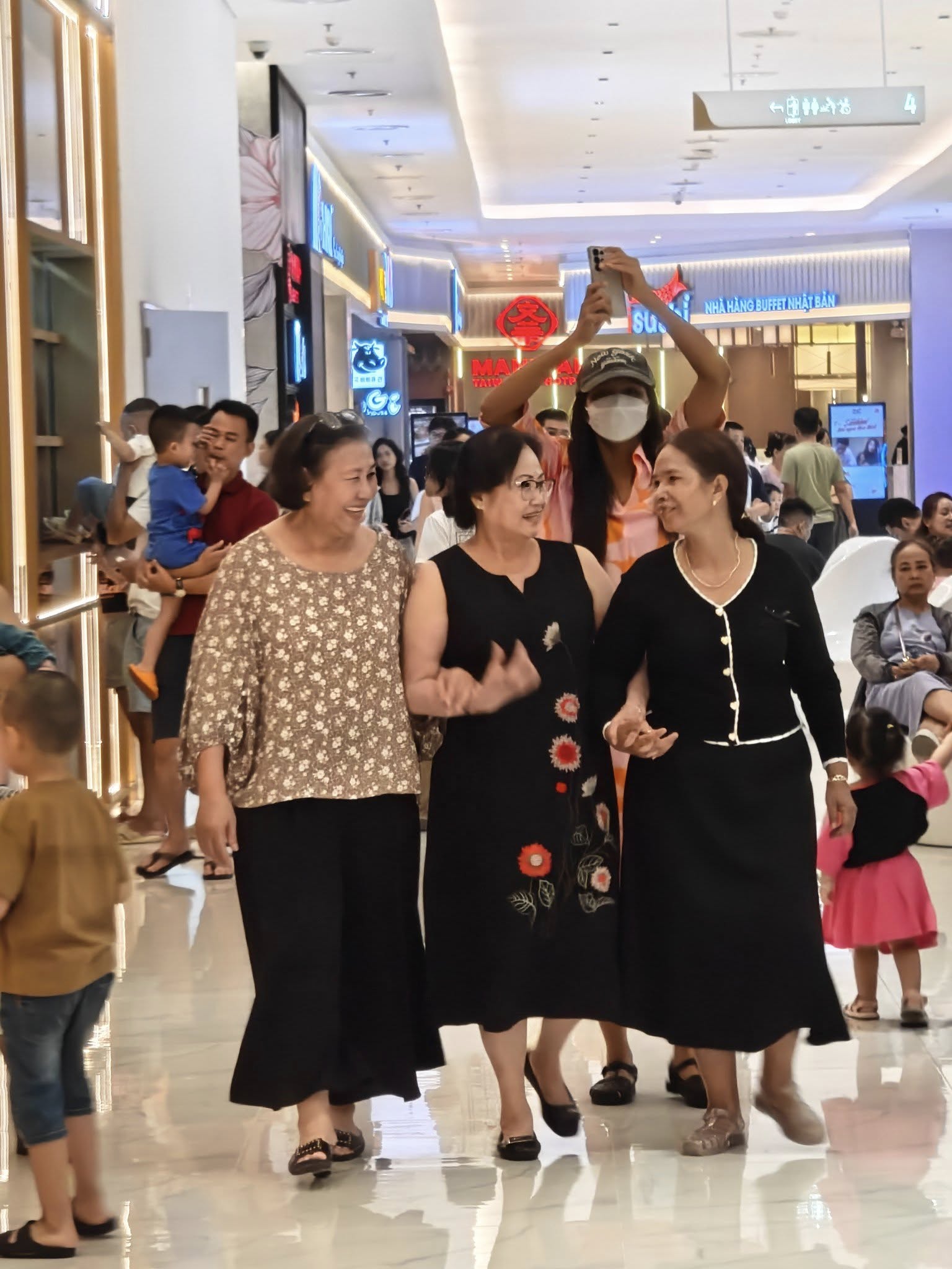 Hoa hậu H'Hen Niê khiến nhiều người thích thú khi xuất hiện với phong cách tạo dáng hài hước, trùm kín mít trong chuyến đi chơi cùng mẹ ruột và mẹ chồng