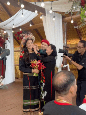 Mẹ chồng H'Hen Niê ân cần, chu đáo khi trao sính lễ trong ngày cưới của nàng hậu