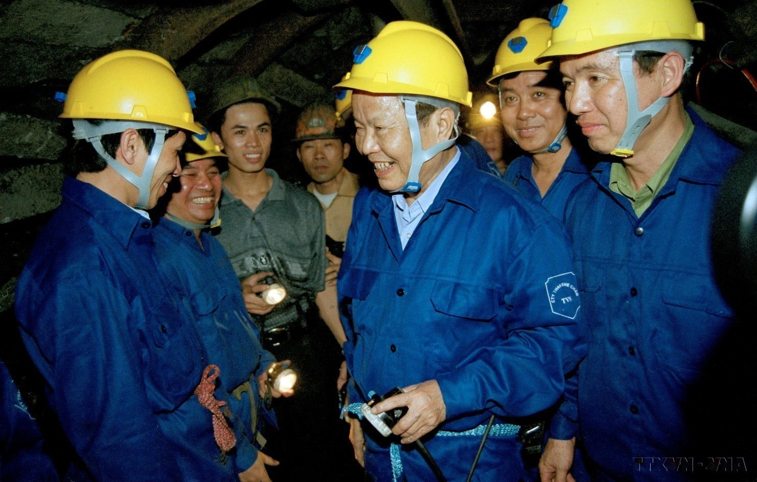 Chủ tịch nước Trần Đức Lương gặp gỡ công nhân Công ty Than Khe Chàm đang khai thác than trong hầm lò (2002) ẢNH: TTXVN