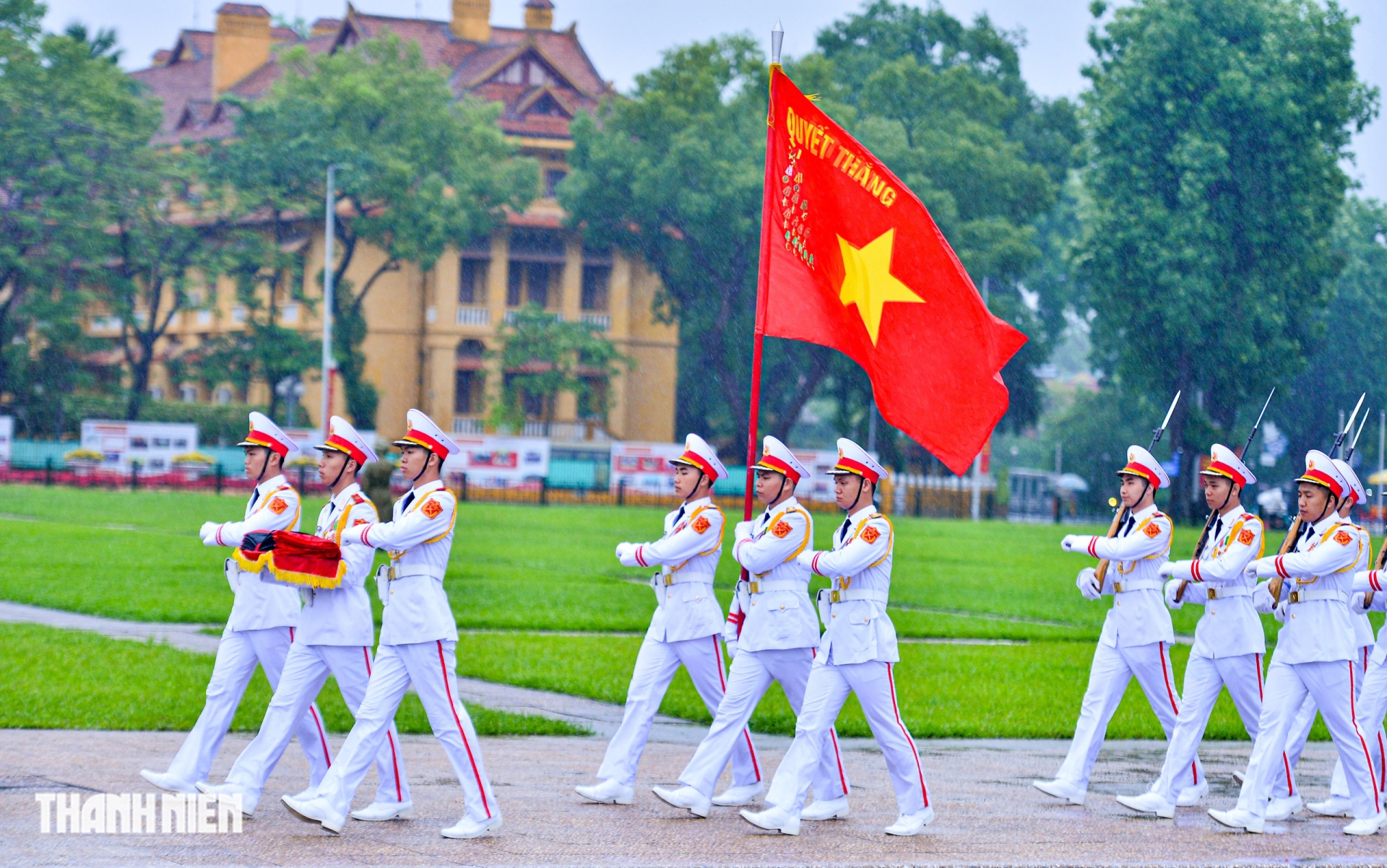 Đội tiêu binh bắt đầu thực hiện nghi thức thượng cờ rủ trên Quảng trường Ba Đình ẢNH: ĐÌNH HUY