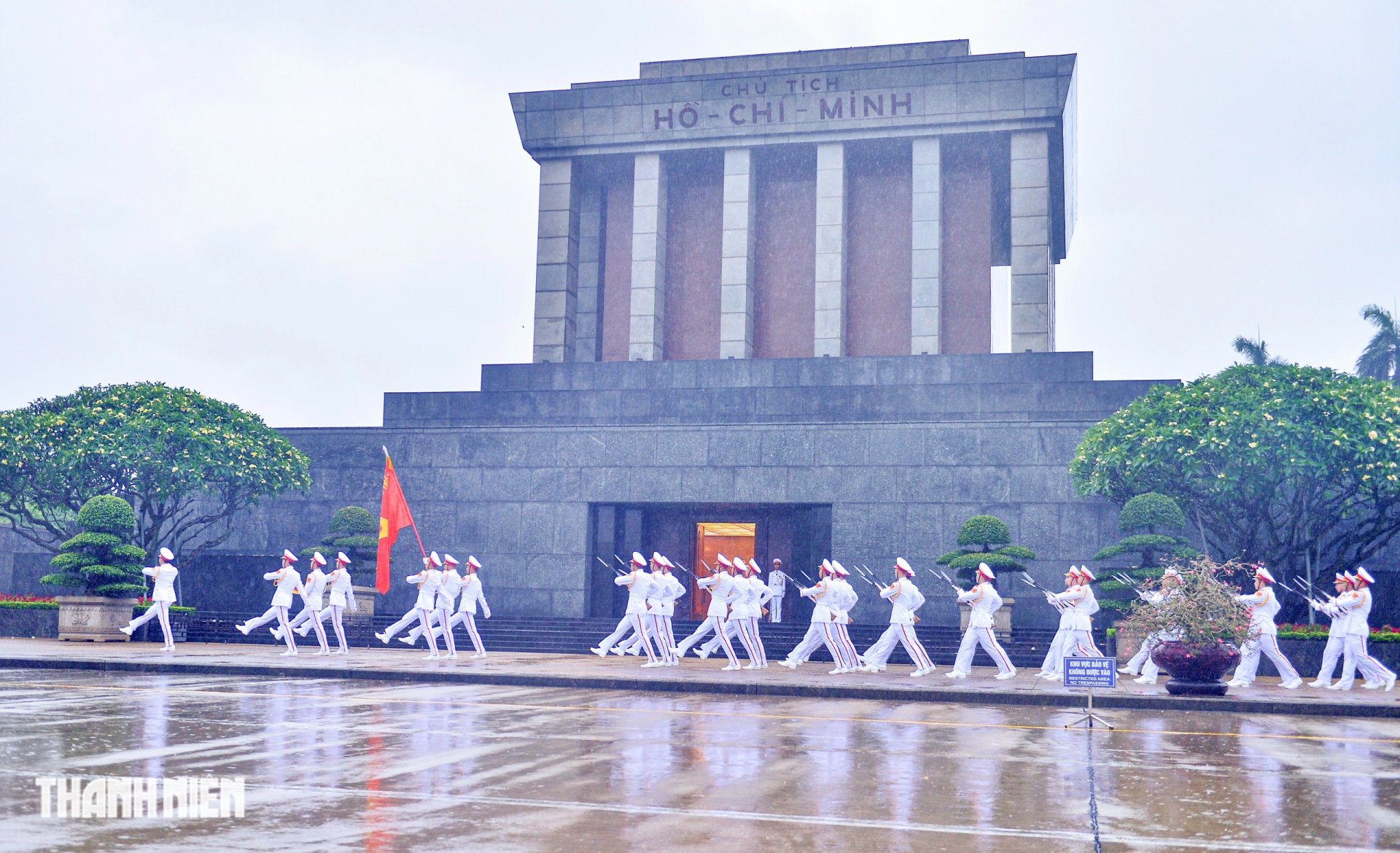 Đội tiêu binh đi qua Lăng Chủ tịch Hồ Chí Minh ẢNH: ĐÌNH HUY