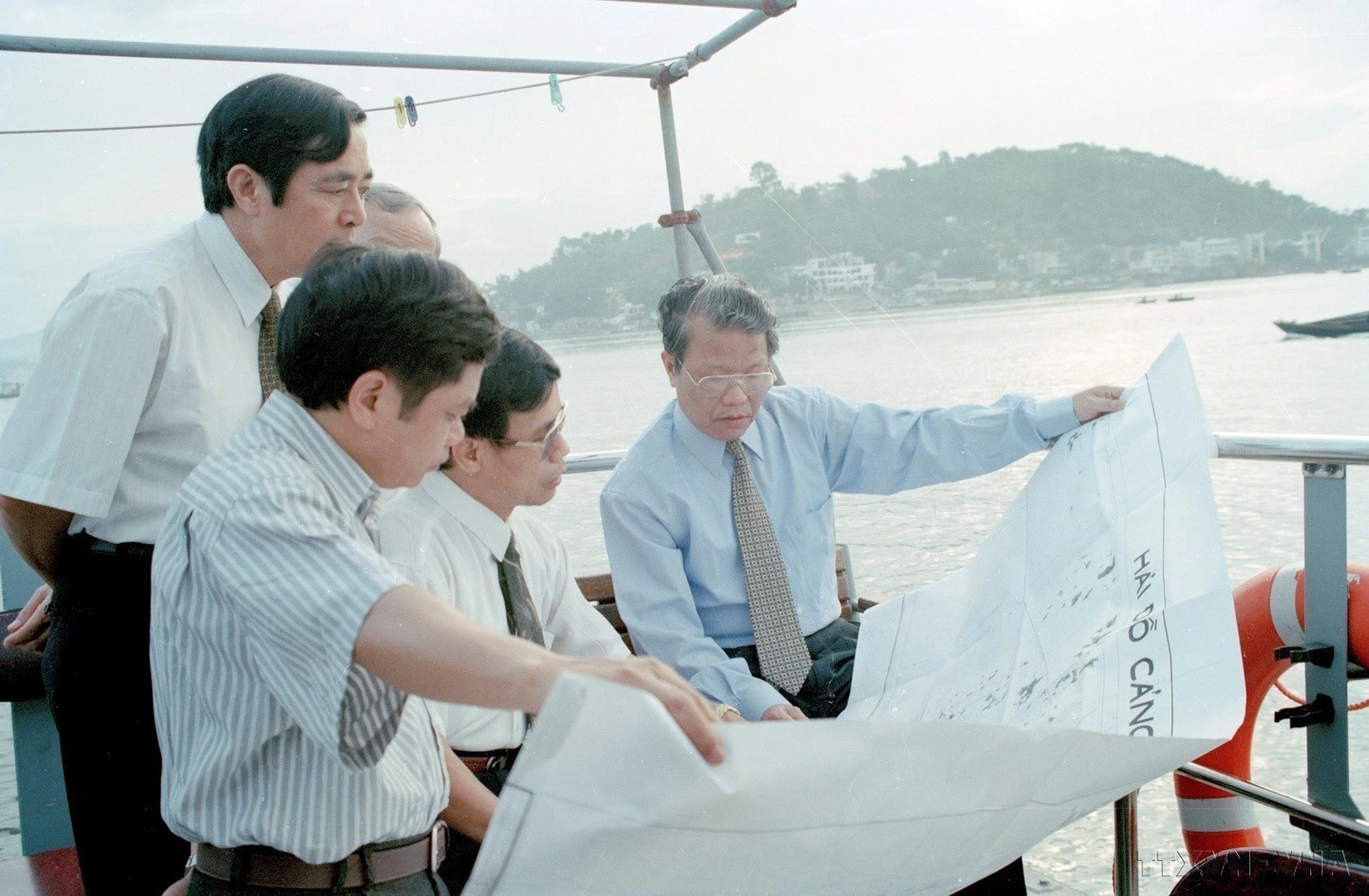 Chủ tịch nước Trần Đức Lương kiểm tra quy hoạch Vịnh Hạ Long, nhằm đảm bảo phát triển kinh tế và bảo vệ cảnh quan môi trường (15/10/1997). ẢNH: TTXVN