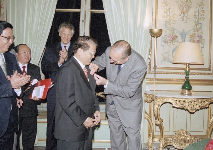 Tổng thống Pháp Jacques Chirac trao tặng Huân chương Bắc Đẩu bội tinh hạng Nhất cho Chủ tịch nước Trần Đức Lương (Paris, 28.10.2002). ẢNH: TTXVN