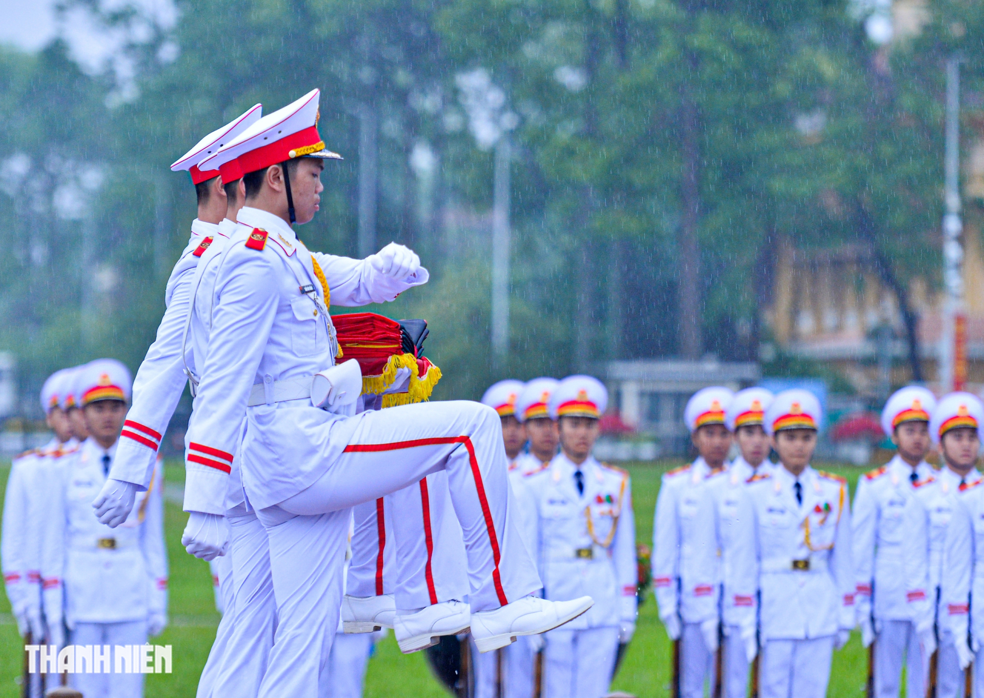 Ba chiến sĩ tiến vào khu vực cột cờ ẢNH: ĐÌNH HUY