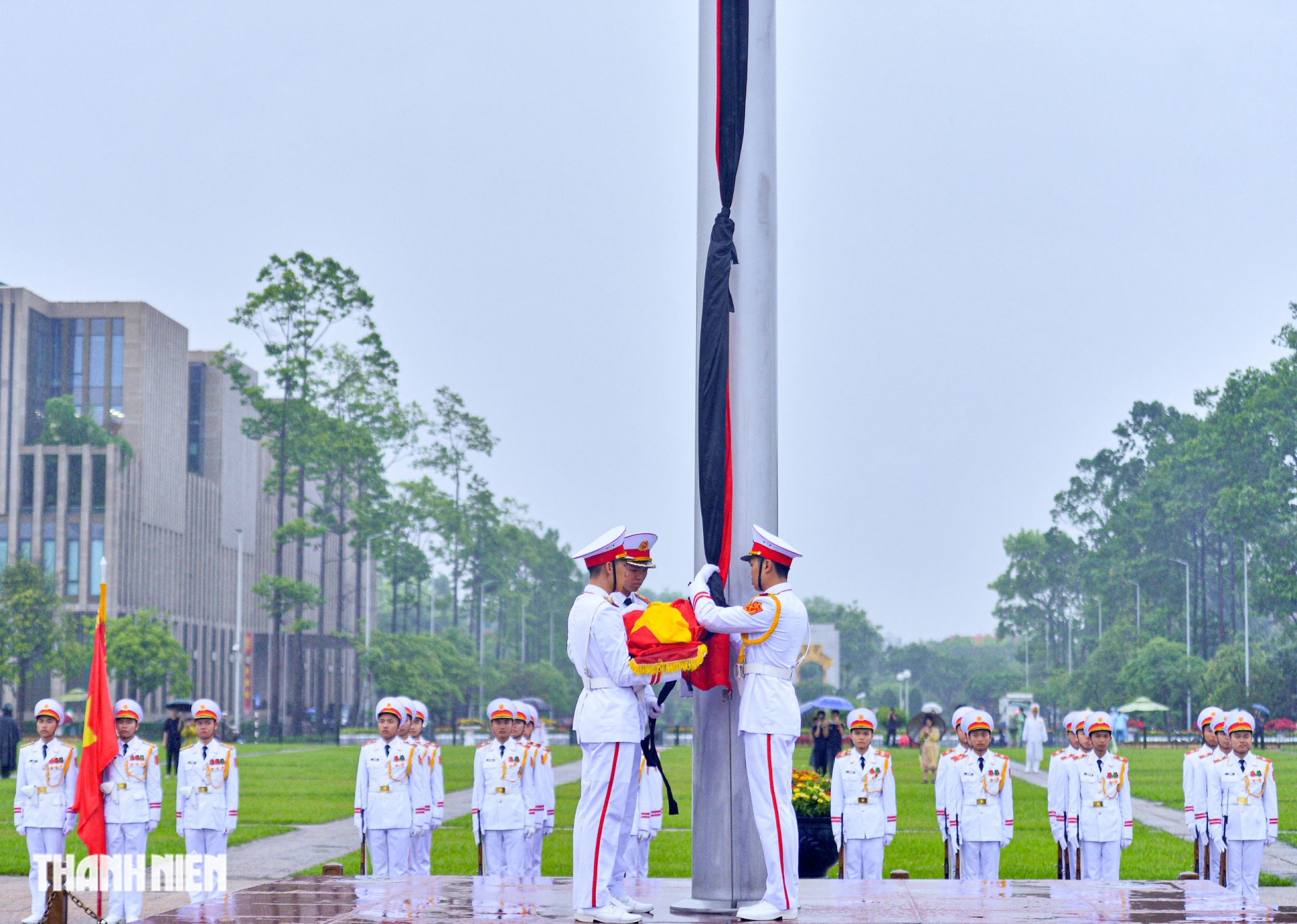 Theo quy định, cờ rủ trong lễ Quốc tang là cờ có dải băng đen với kích thước bằng 1/10 chiều rộng và chiều dài lá cờ ẢNH: ĐÌNH HUY