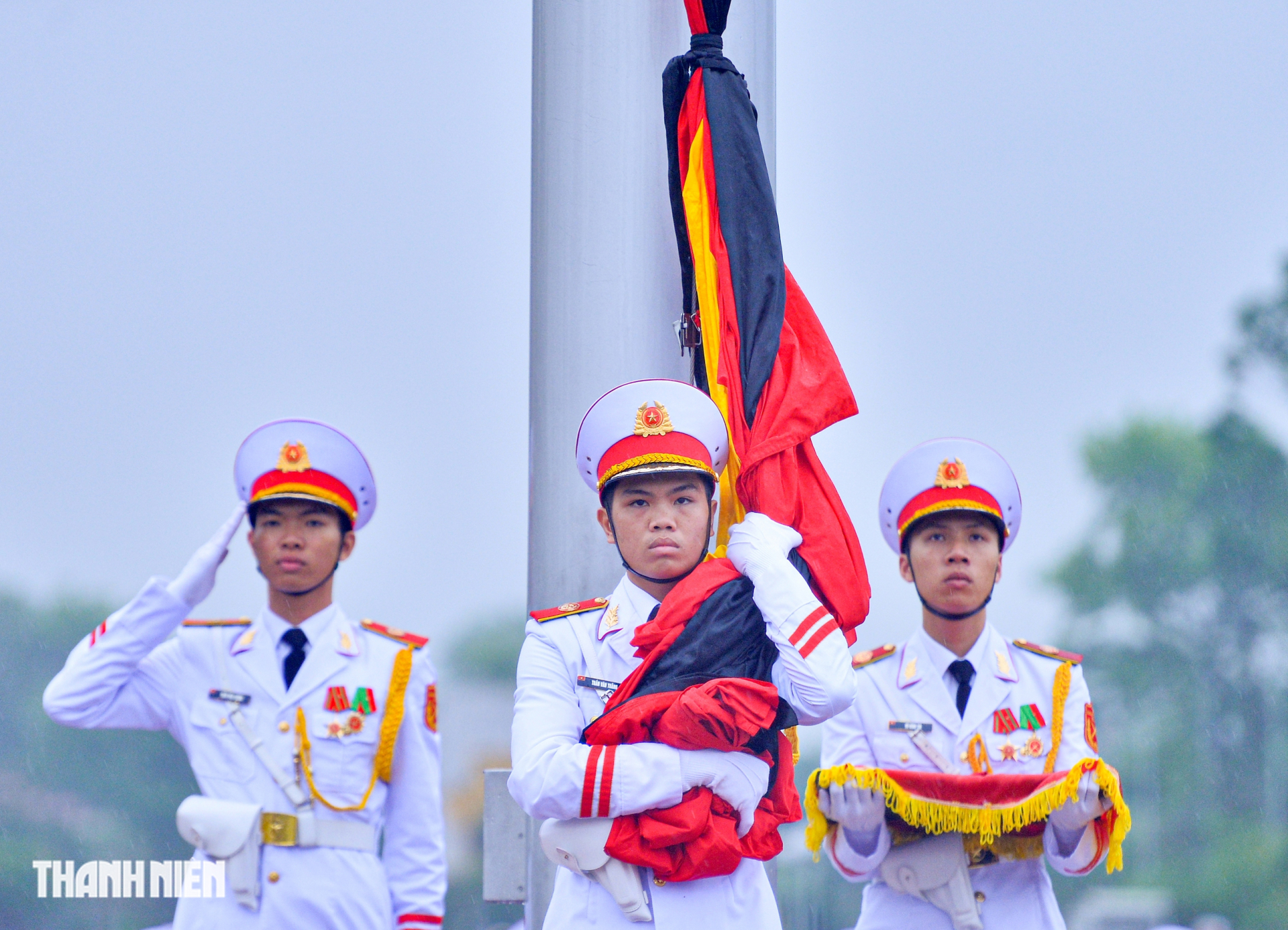 Lễ thượng cờ rủ Quốc tang nguyên Chủ tịch nước Trần Đức Lương dưới mưa - ảnh 5