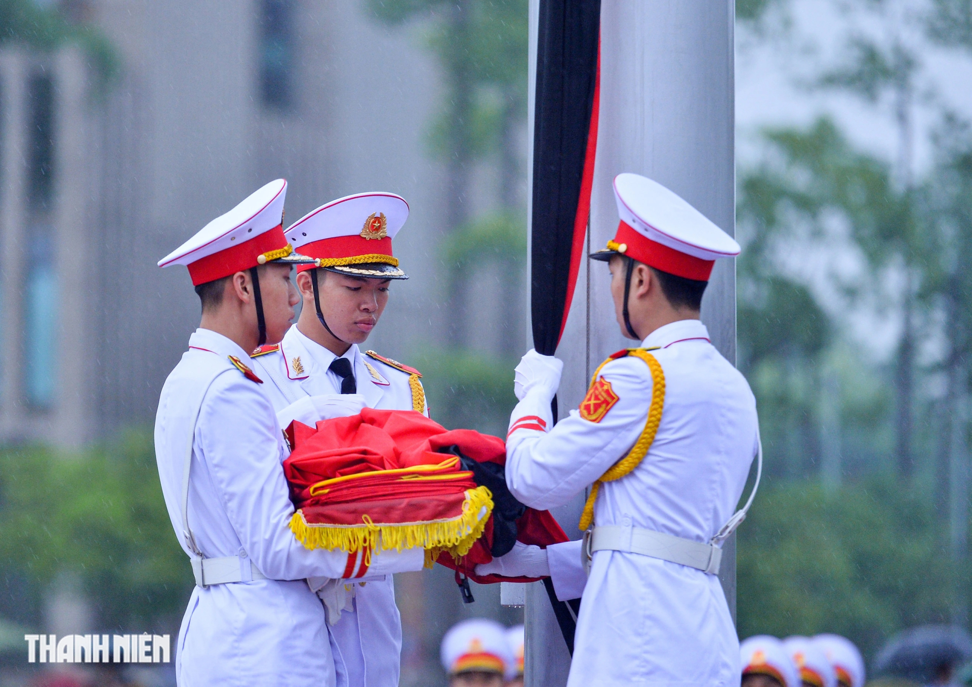 Lễ thượng cờ rủ Quốc tang nguyên Chủ tịch nước Trần Đức Lương dưới mưa - ảnh 6