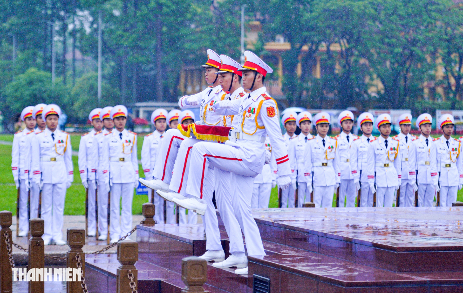 Khác với những ngày thường, trong ngày 24.5 sẽ không có nghi lễ hạ cờ vào buổi tối, lá Quốc kỳ có dải băng tang sẽ được treo trong suốt 2 ngày từ thời điểm này để tưởng nhớ nguyên Chủ tịch nước Trần Đức Lương ẢNH: ĐÌNH HUY