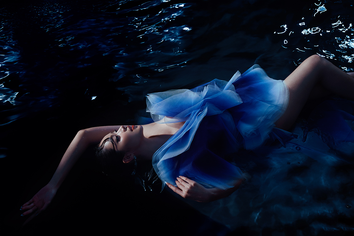Hoa hậu Thanh Thủy làm nàng thơ trong BST 'The Light of Water” của NTK Lê Thanh Hòa - ảnh 2