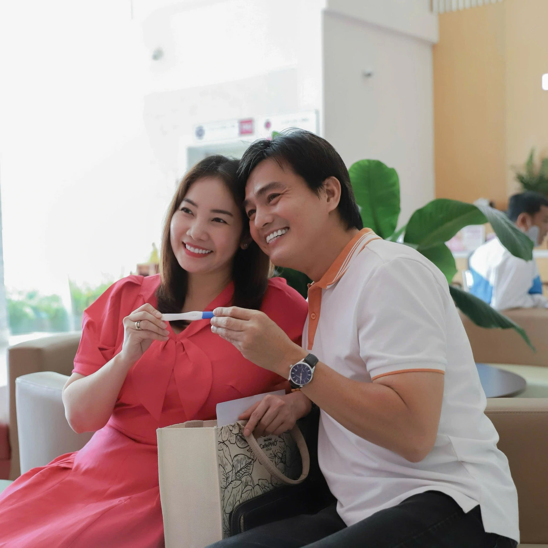 Cao Minh Đạt và vợ vỡ òa khi đón nhận tin vui sau 9 năm Ảnh: FBNV