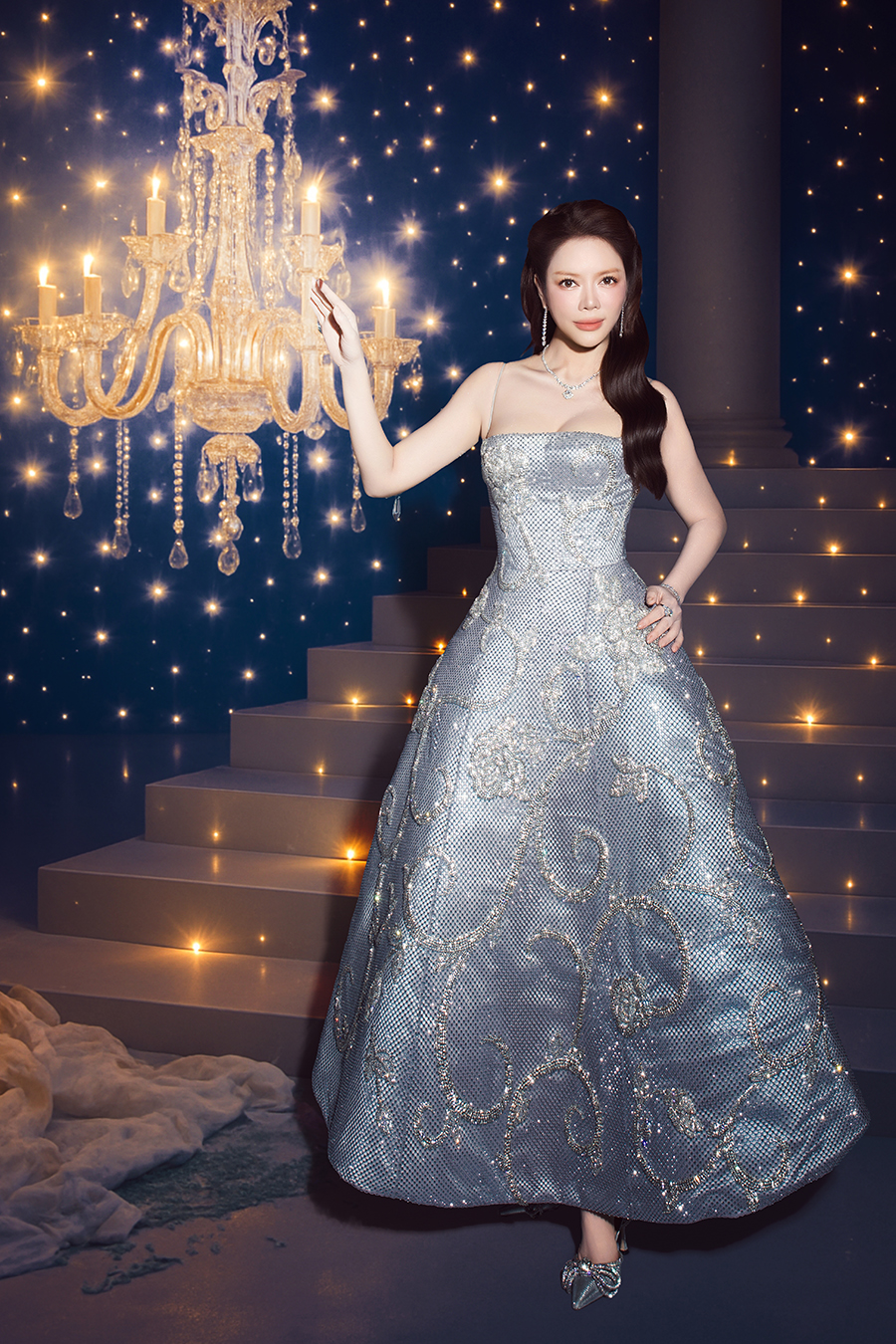 Lý Nhã Kỳ 'thắp sáng' thảm đỏ show váy cưới Chung Thanh Phong bằng vẻ đẹp đẳng cấp và thiết kế độc bản - ảnh 2