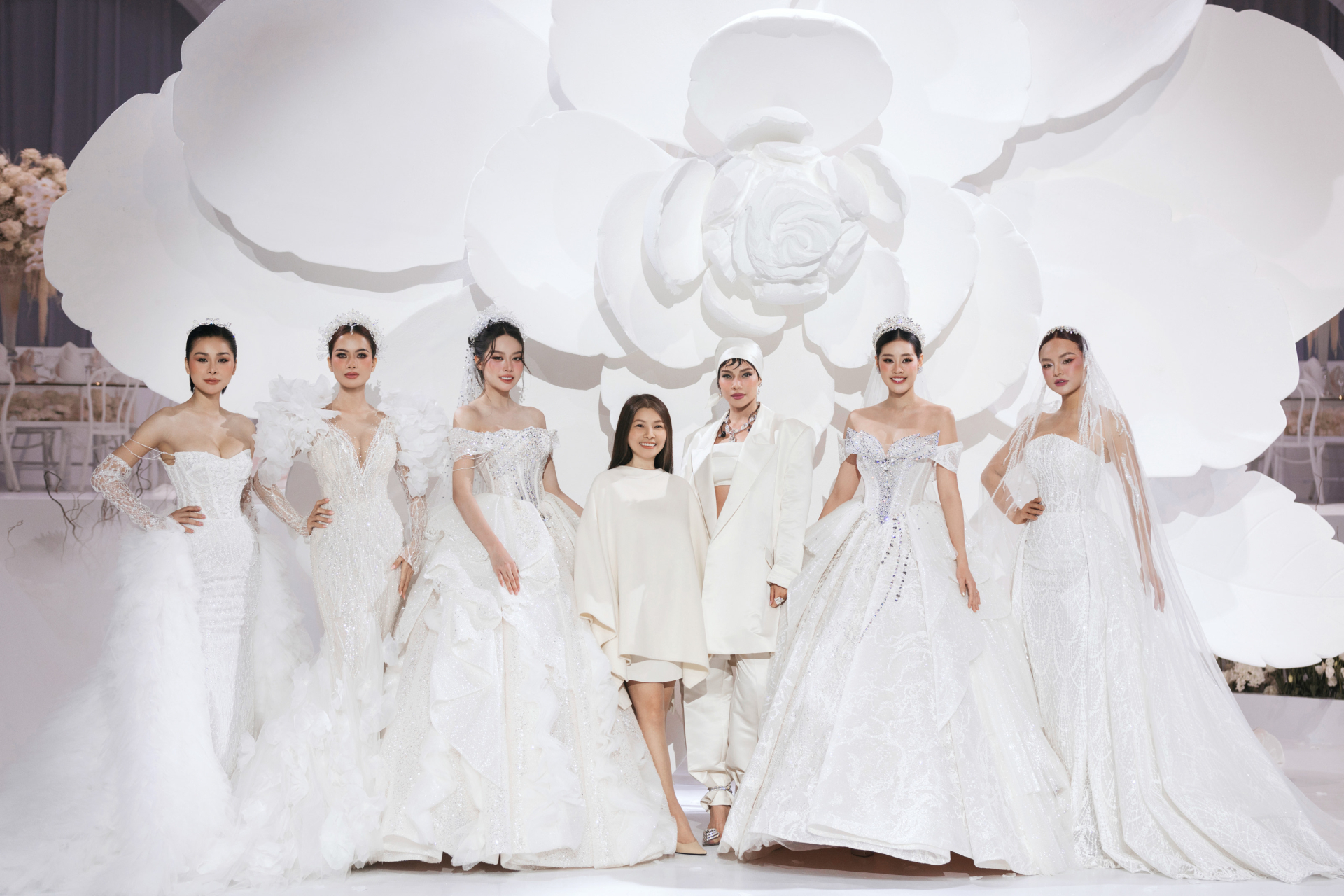 Khánh Vân- Thanh Thủy mặc đầm cưới sánh đôi catwalk, bung skill catwalk không nhìn bậc thang - ảnh 1