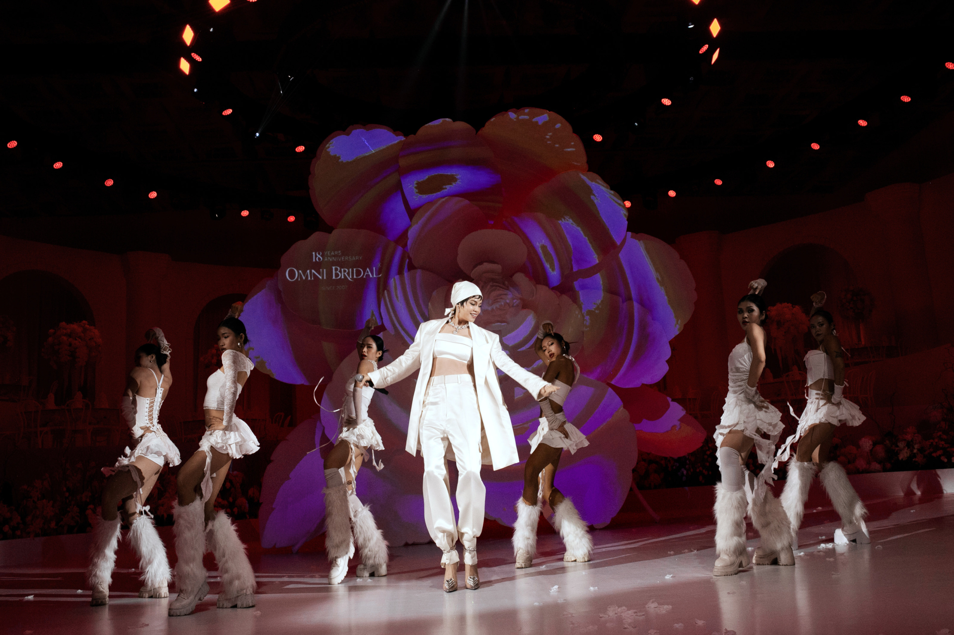 Khánh Vân- Thanh Thủy mặc đầm cưới sánh đôi catwalk, bung skill catwalk không nhìn bậc thang - ảnh 6
