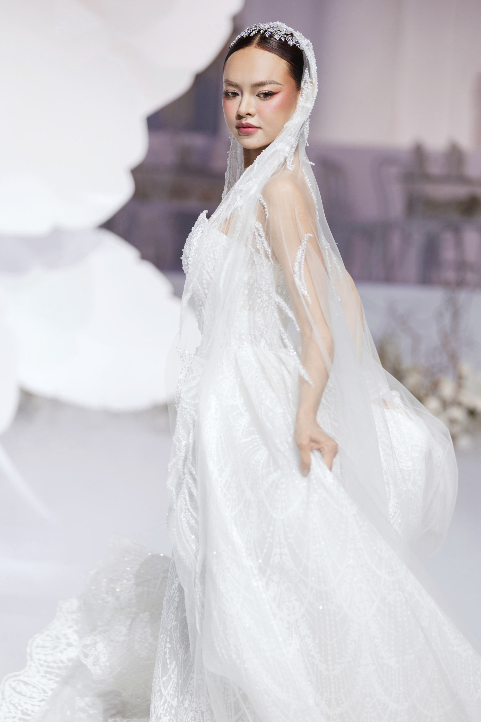 Khánh Vân- Thanh Thủy mặc đầm cưới sánh đôi catwalk, bung skill catwalk không nhìn bậc thang - ảnh 3