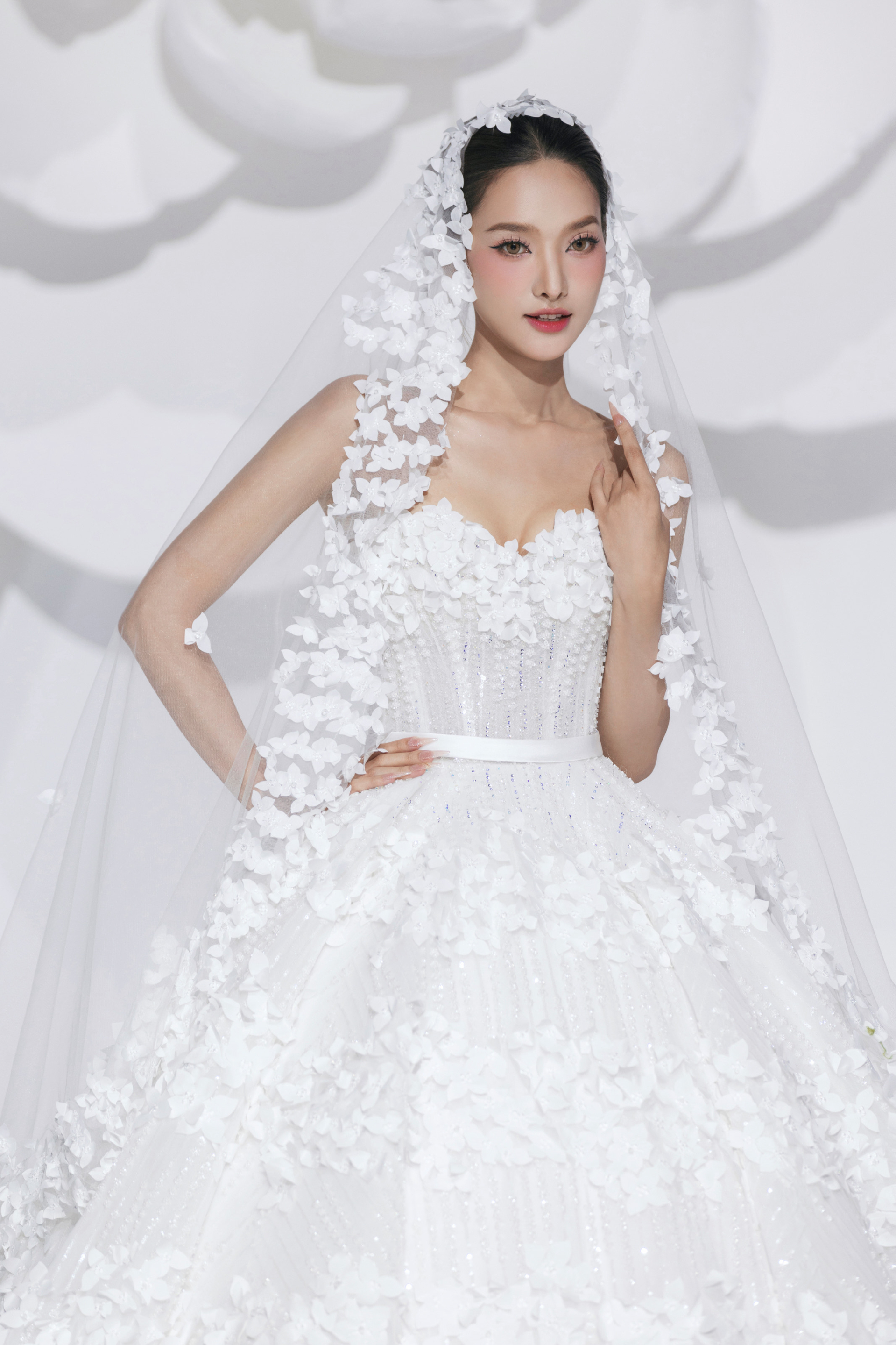 Khánh Vân- Thanh Thủy mặc đầm cưới sánh đôi catwalk, bung skill catwalk không nhìn bậc thang - ảnh 4
