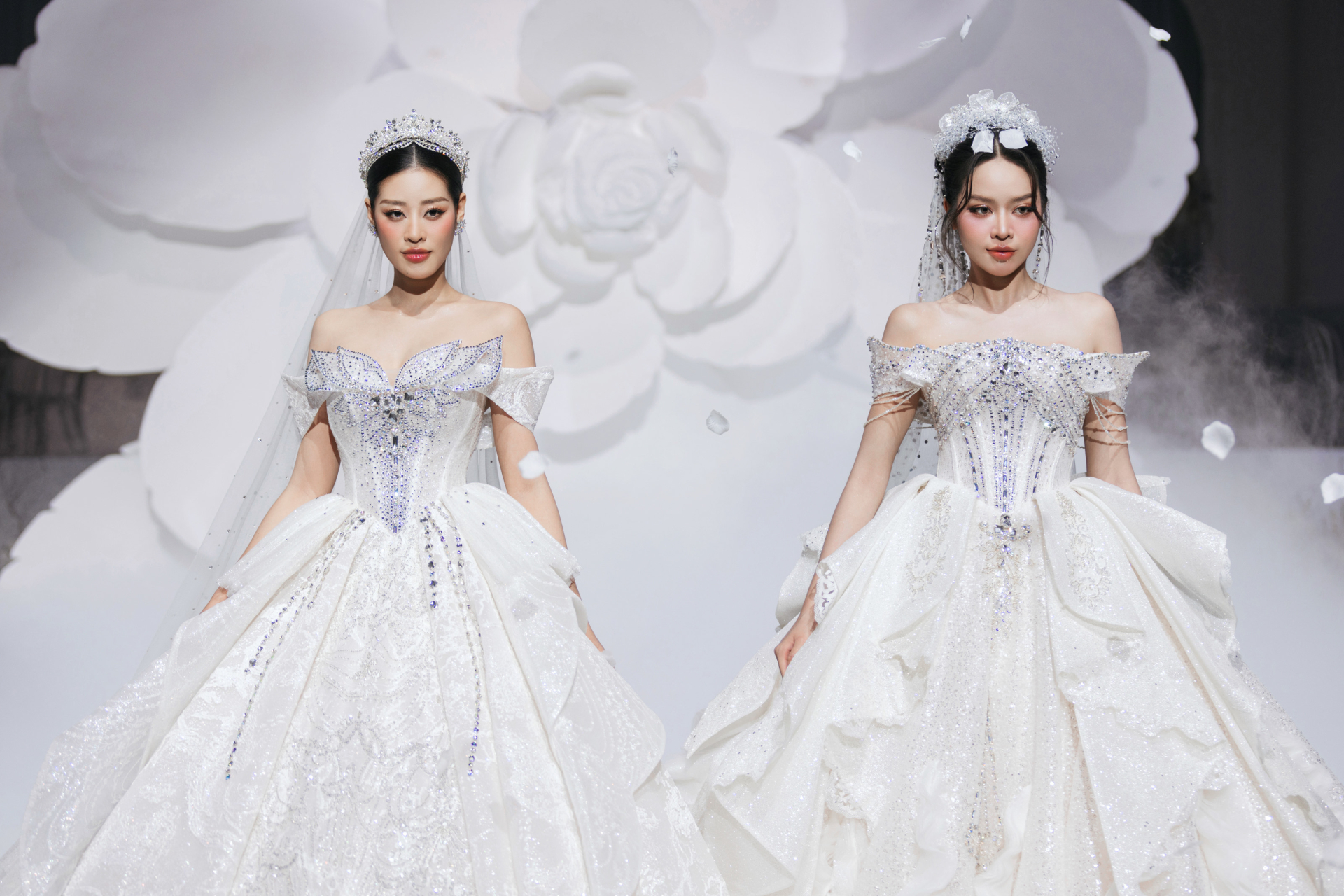 Khánh Vân- Thanh Thủy mặc đầm cưới sánh đôi catwalk, bung skill catwalk không nhìn bậc thang - ảnh 5