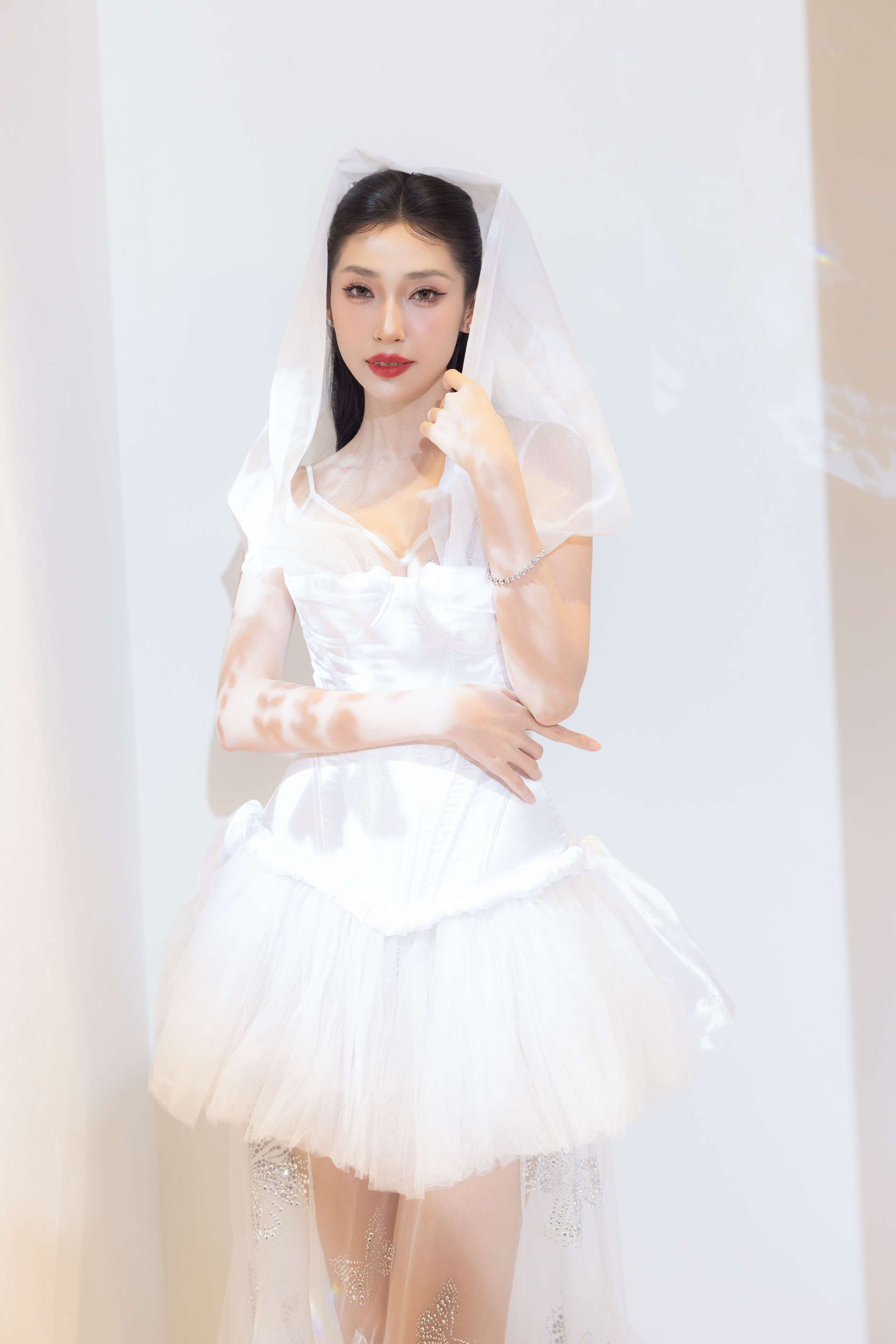 Thảm đỏ mở màn Vietnam Couture Fashion Week 2025: Mỹ nhân showbiz đọ sắc - ảnh 14