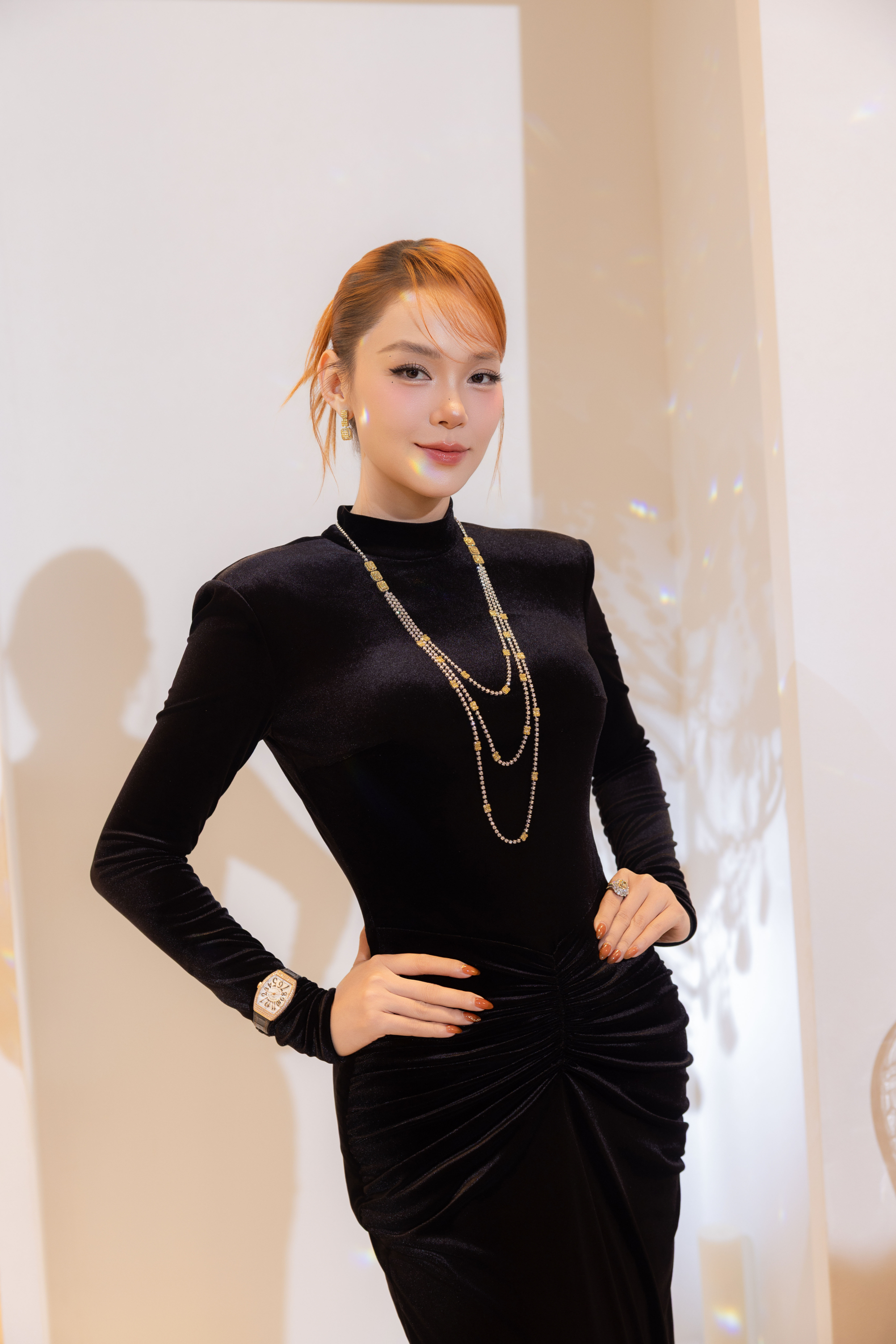 Thảm đỏ mở màn Vietnam Couture Fashion Week 2025: Mỹ nhân showbiz đọ sắc - ảnh 1