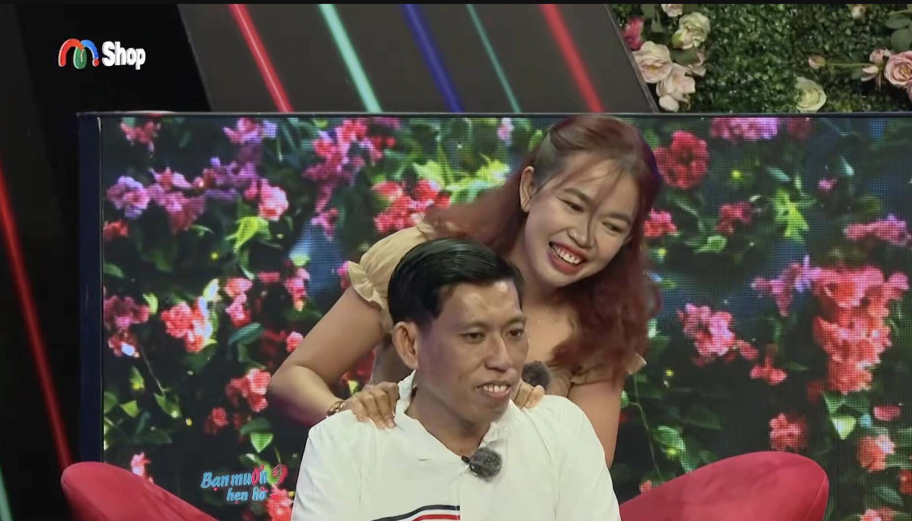 Hương Giang trổ tài massage vùng cổ, vai, gáy cho đàng trai ngay trên sân khấu Ảnh: Chụp màn hình