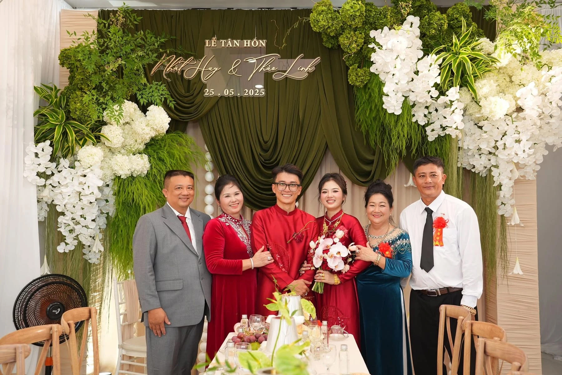 Cô dâu Thảo Linh cùng chồng hạnh phúc trong ngày cưới cùng hai bên gia đình ẢNH: FACEBOOK NHÂN VẬT