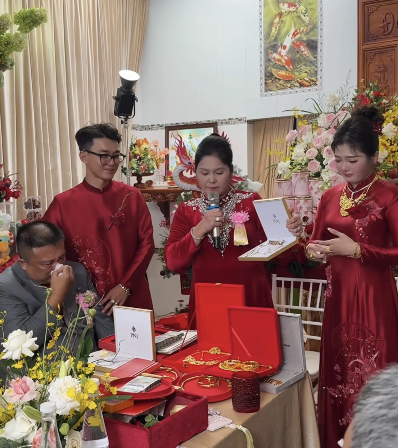 Mẹ của cô dâu xúc động tặng của hồi môn cho con gái và chia sẻ lo sợ về già quên tên con nên hằng năm đều mua trang sức khắc tên con ẢNH: GĐCC
