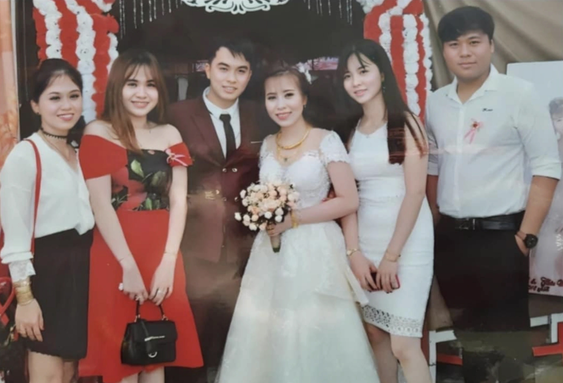 Đám cưới của chị Phan Thảo My và anh Đỗ Khánh Linh (cô dâu chú rể ở giữa) là duyên nợ để anh Phan Hoàng My (phải cùng) là anh ruột của cô dâu quen biết và lấy chị Đỗ Yến Linh (cạnh anh Hoàng My) là em gái của chú rể làm vợ ẢNH: NVCC