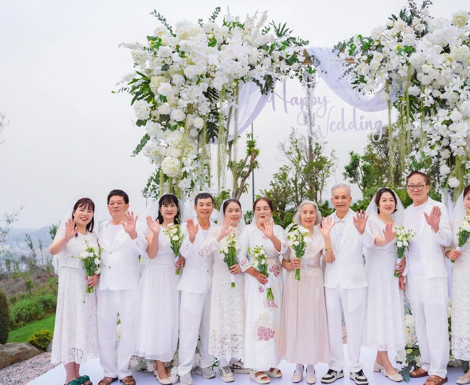 Các cặp cô dâu, chú rể chụp hình kỷ niệm trong đám cưới ẢNH: NVCC