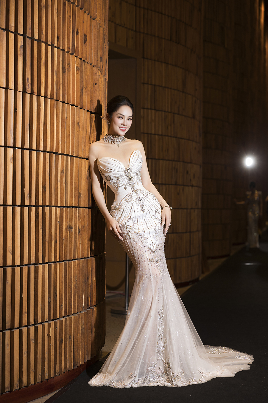 Dương Cẩm Lynh ngọt ngào trong loạt váy cưới, khoe vòng eo 58 - ảnh 2