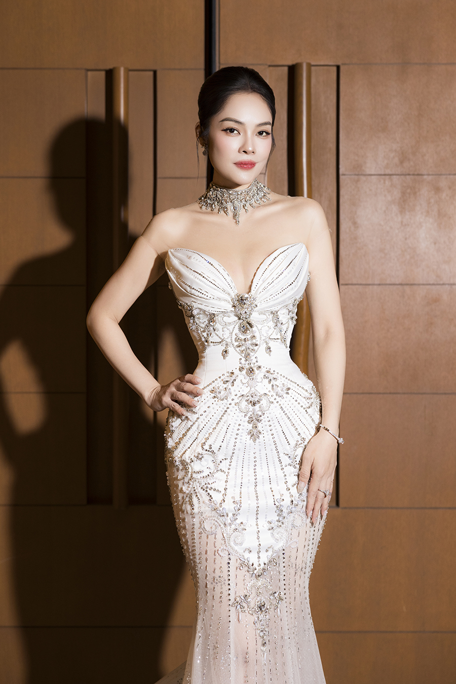 Dương Cẩm Lynh ngọt ngào trong loạt váy cưới, khoe vòng eo 58 - ảnh 4