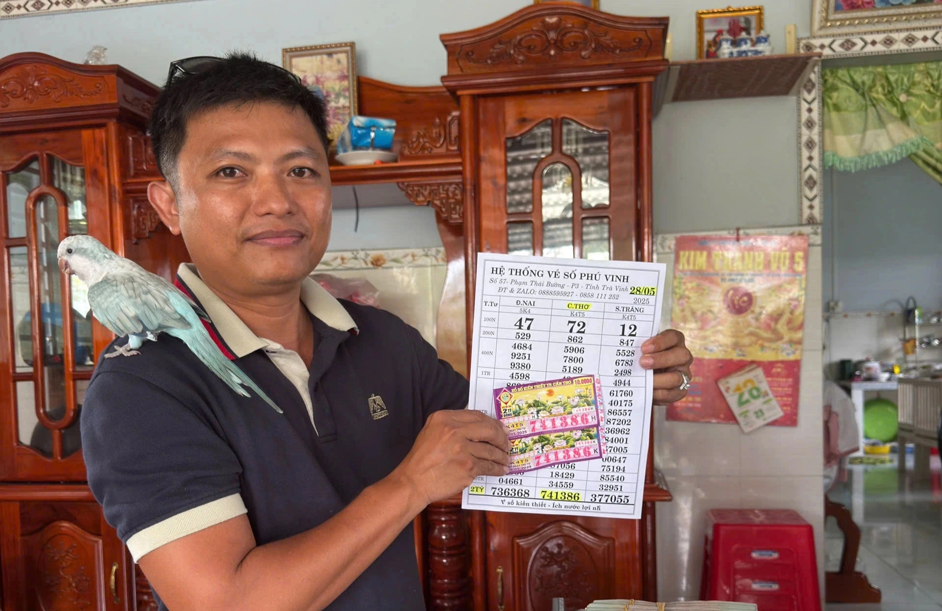 Anh Phú Vinh mang tiền mặt đến nhà người đàn ông trúng số đổi thưởng ẢNH: NVCC