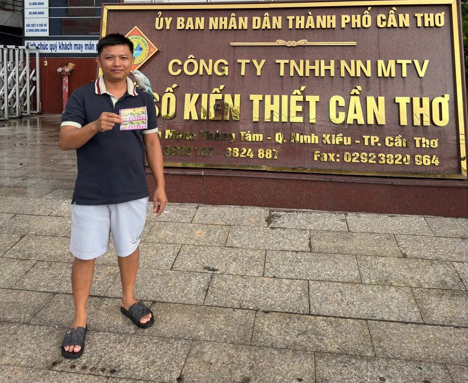Anh Vinh cầm 2 tờ vé số trúng độc đắc đến Công ty XSKT Cần Thơ ẢNH: NVCC