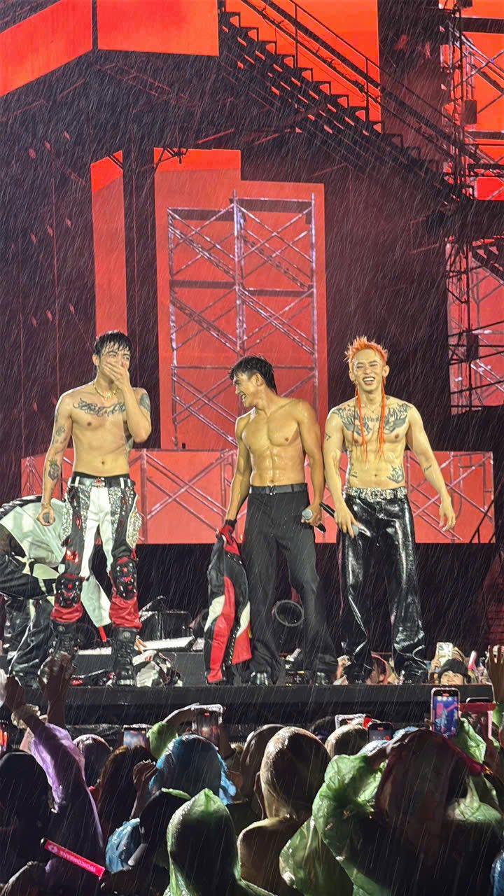 Dàn anh tài cởi áo 'xõa hết cỡ' dưới trời mưa tại concert Anh trai vượt ngàn chông gai đêm thứ 6 - ảnh 3