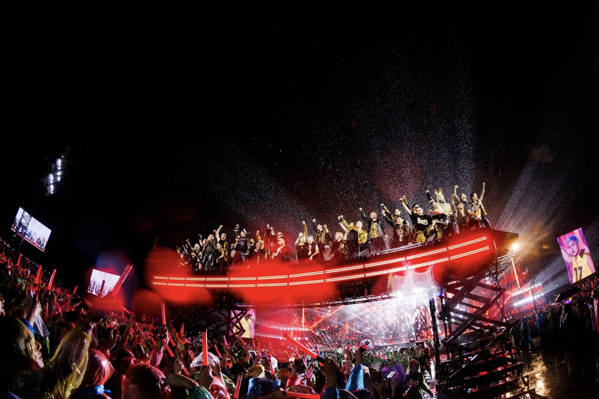 Dàn anh tài cởi áo 'xõa hết cỡ' dưới trời mưa tại concert Anh trai vượt ngàn chông gai đêm thứ 6 - ảnh 1