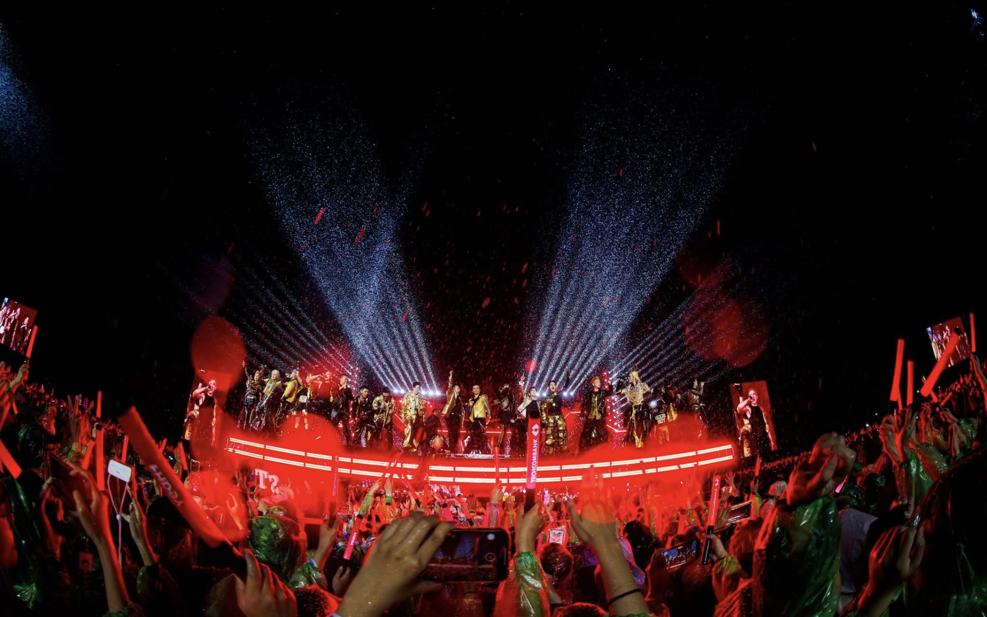 Dàn anh tài cởi áo 'xõa hết cỡ' dưới trời mưa tại concert Anh trai vượt ngàn chông gai đêm thứ 6 - ảnh 2