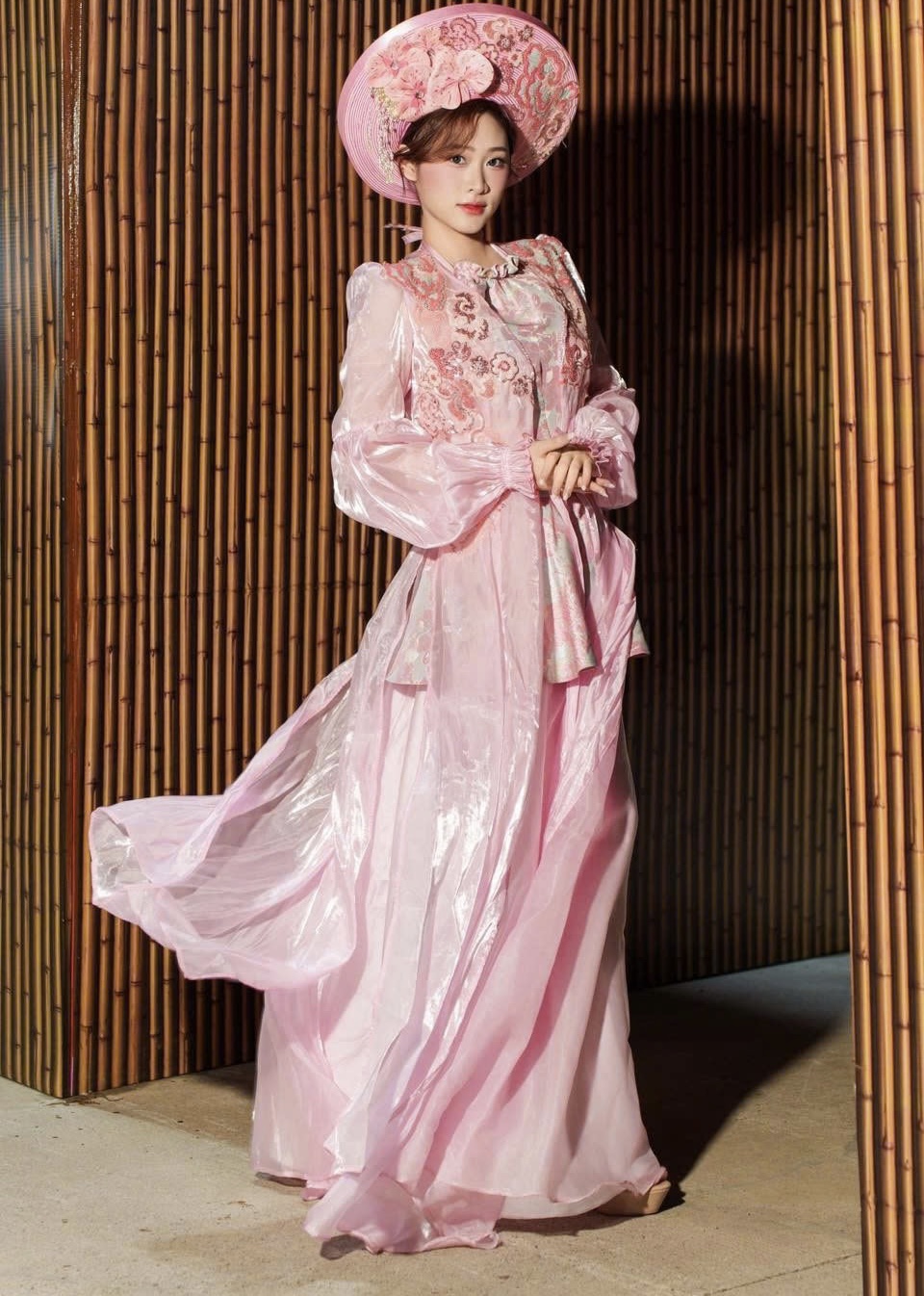 Model Anh Thư từng gây ấn tượng trong BTS “Giao thoa hương sắc' được sáng tạo bởi NTK Thanh Liễu trong chương trình Sài Gòn Xưa và Nay diễn ra vào ngày 30.05 vừa qua.