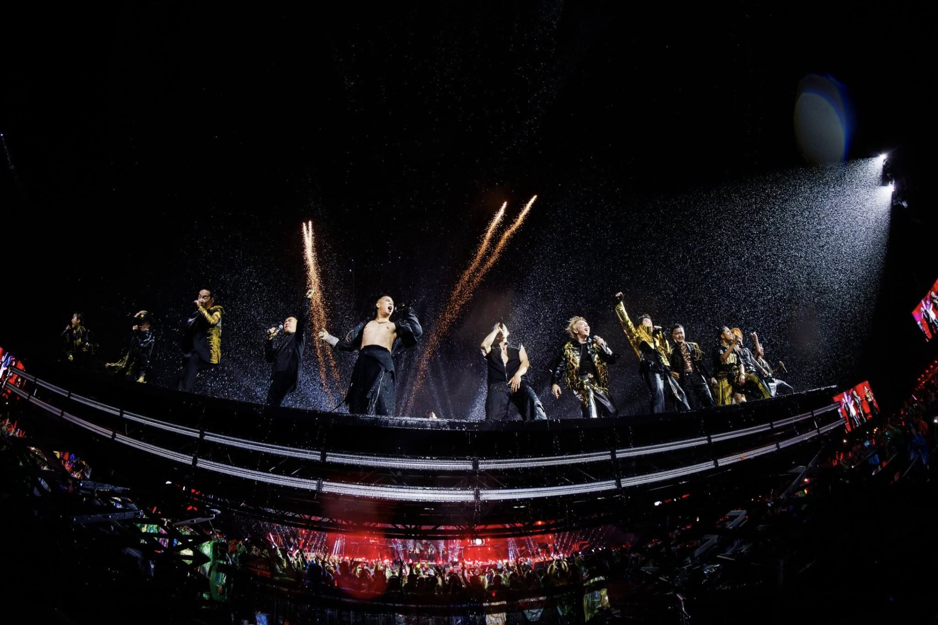 Netizen quốc tế sửng sốt trước cảnh tượng sấm sét có '1-0-2' tại concert Anh Trai Vượt Ngàn Chông Gai - ảnh 2