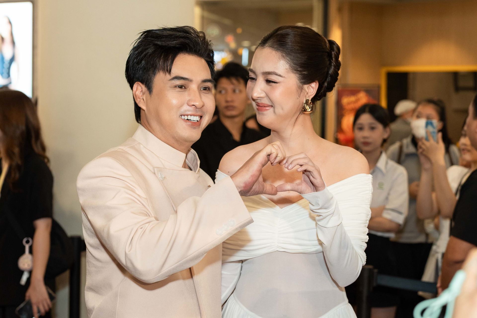 Vợ chồng son Hồ Quang Hiếu không ngại thể hiện tình cảm ở thảm đỏ