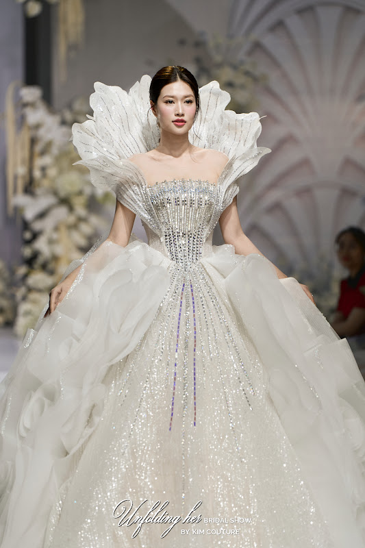 Hoa hậu Đoàn Thiên Ân hội ngộ Á hậu Chế Nguyễn Quỳnh Châu trình diễn váy cưới nghệ thuật của NTK Kim Anh Lê. - ảnh 4