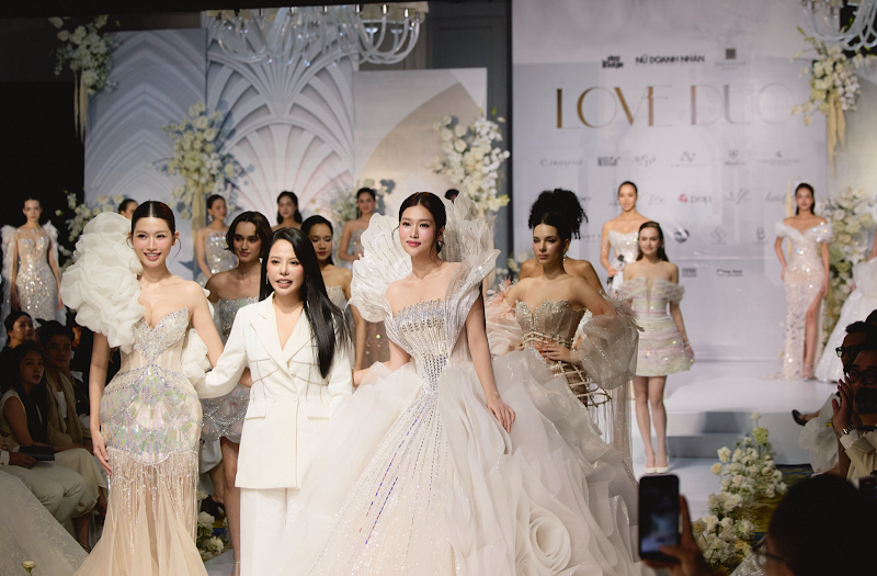 Hoa hậu Đoàn Thiên Ân hội ngộ Á hậu Chế Nguyễn Quỳnh Châu trình diễn váy cưới nghệ thuật của NTK Kim Anh Lê. - ảnh 1